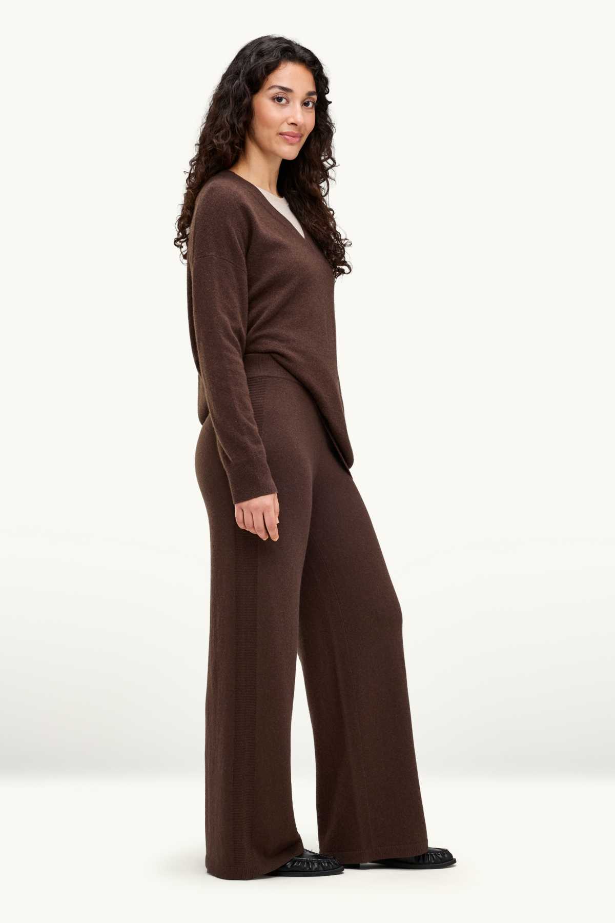 Cashmere trousers - mid-rise waist - straight leg - dark brown