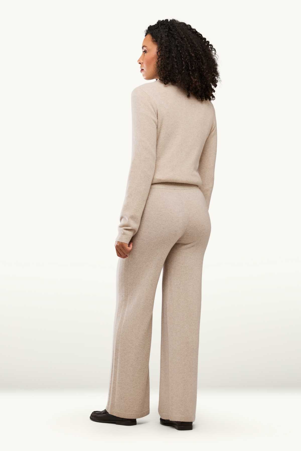 Cashmere trousers - mid-rise waist - straight leg - light beige
