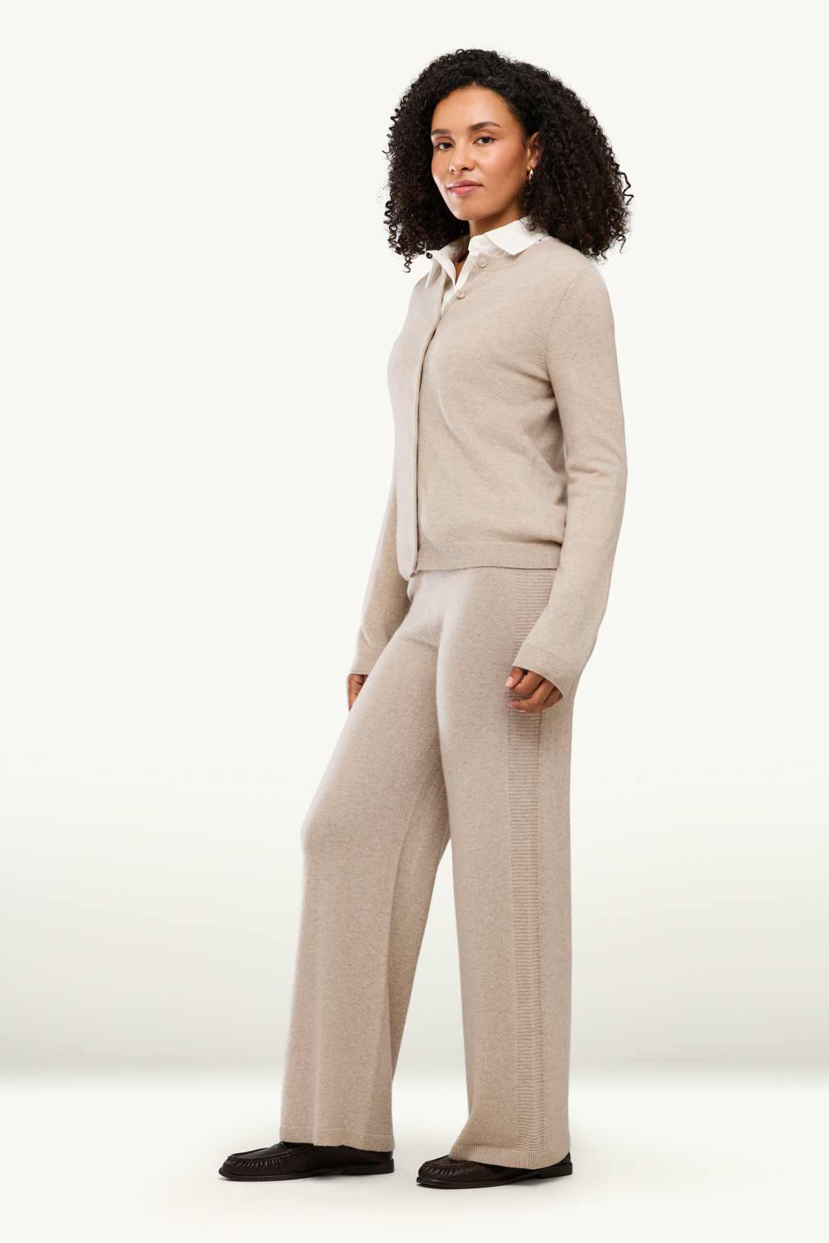 Cashmere trousers - mid-rise waist - straight leg - light beige