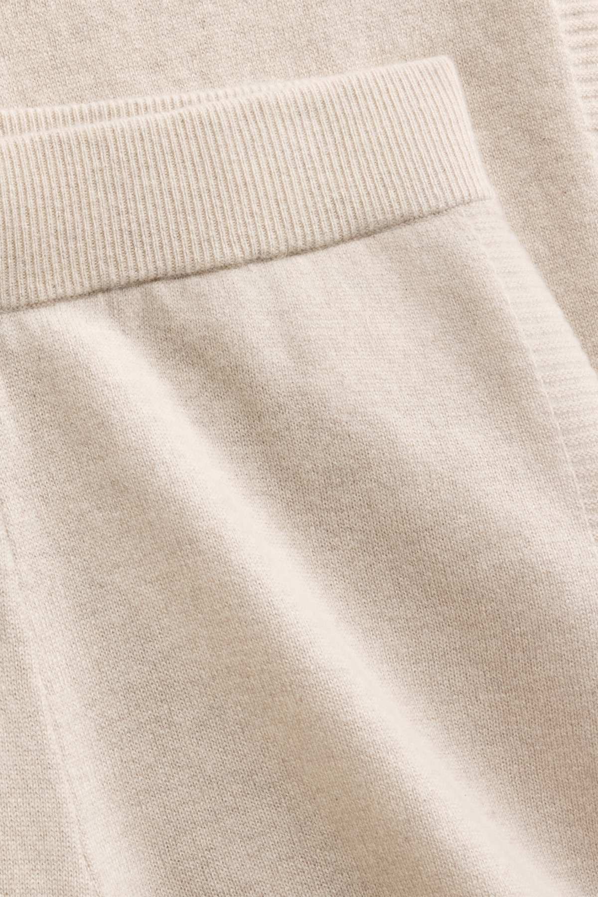 Cashmere trousers - mid-rise waist - straight leg - light beige