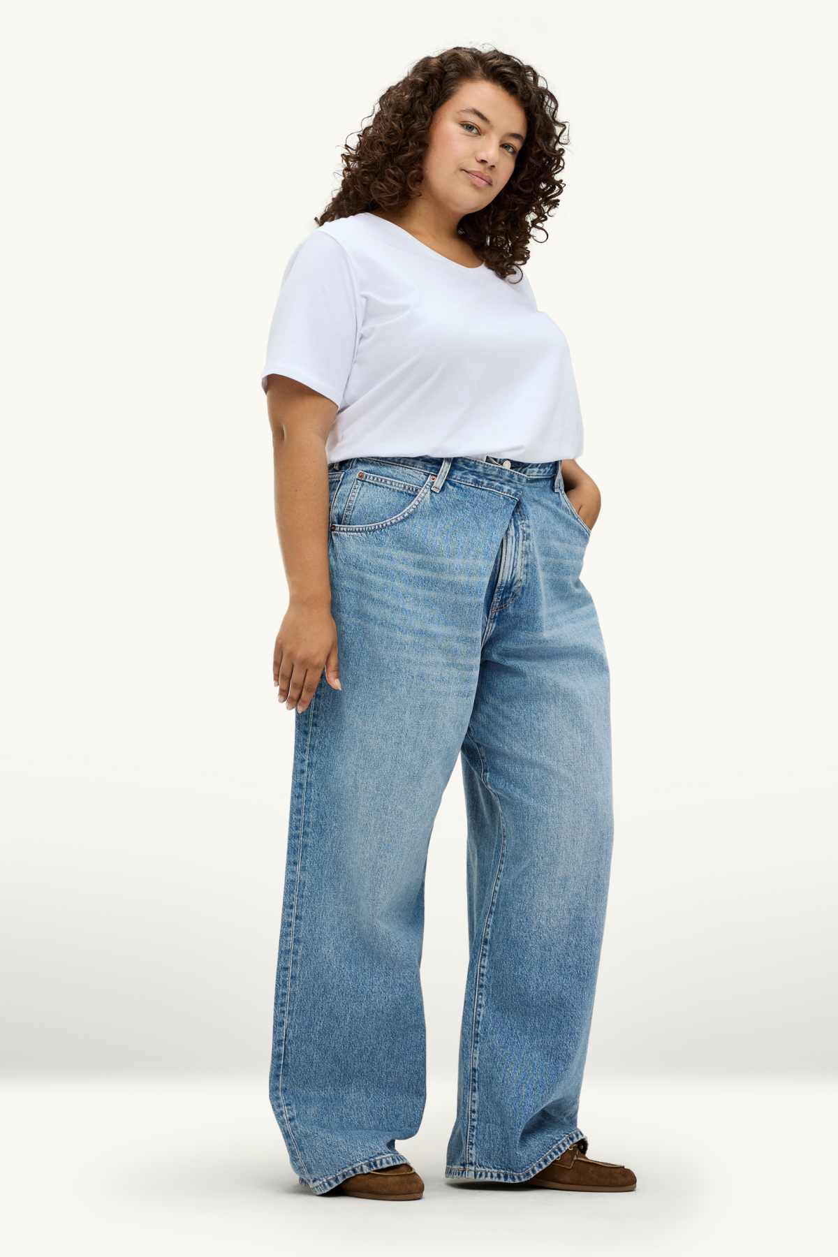Straight jeans - mid-rise waist - blue denim