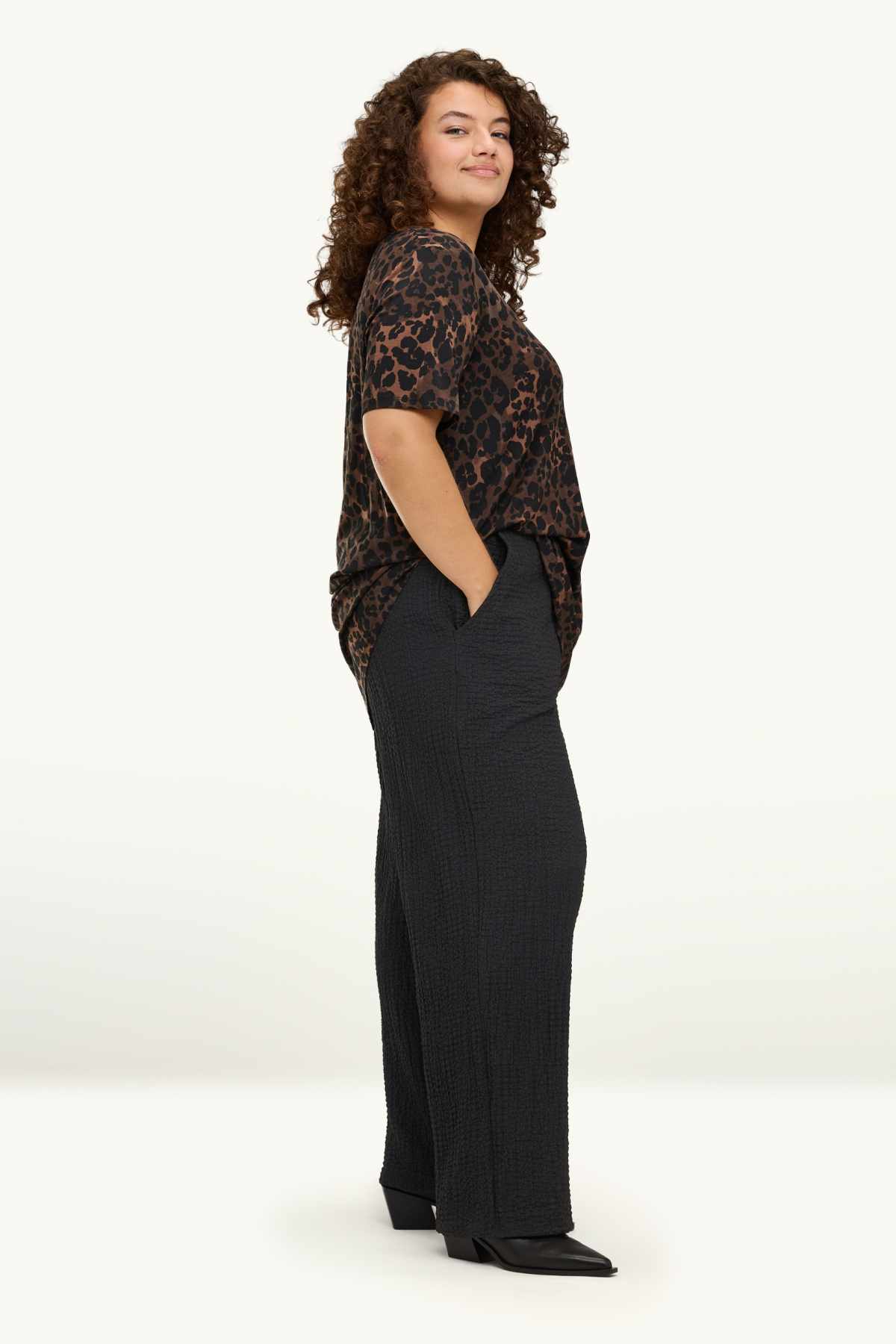 Trousers - mid-rise waist - straight fit - textured - black