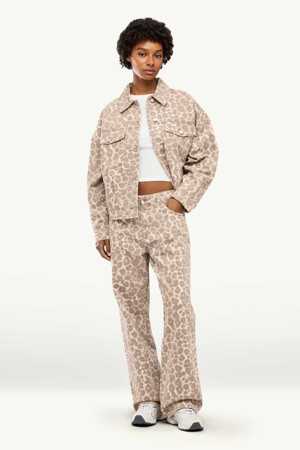 Baggy jeans - mid-rise waist - leopard- print - beige