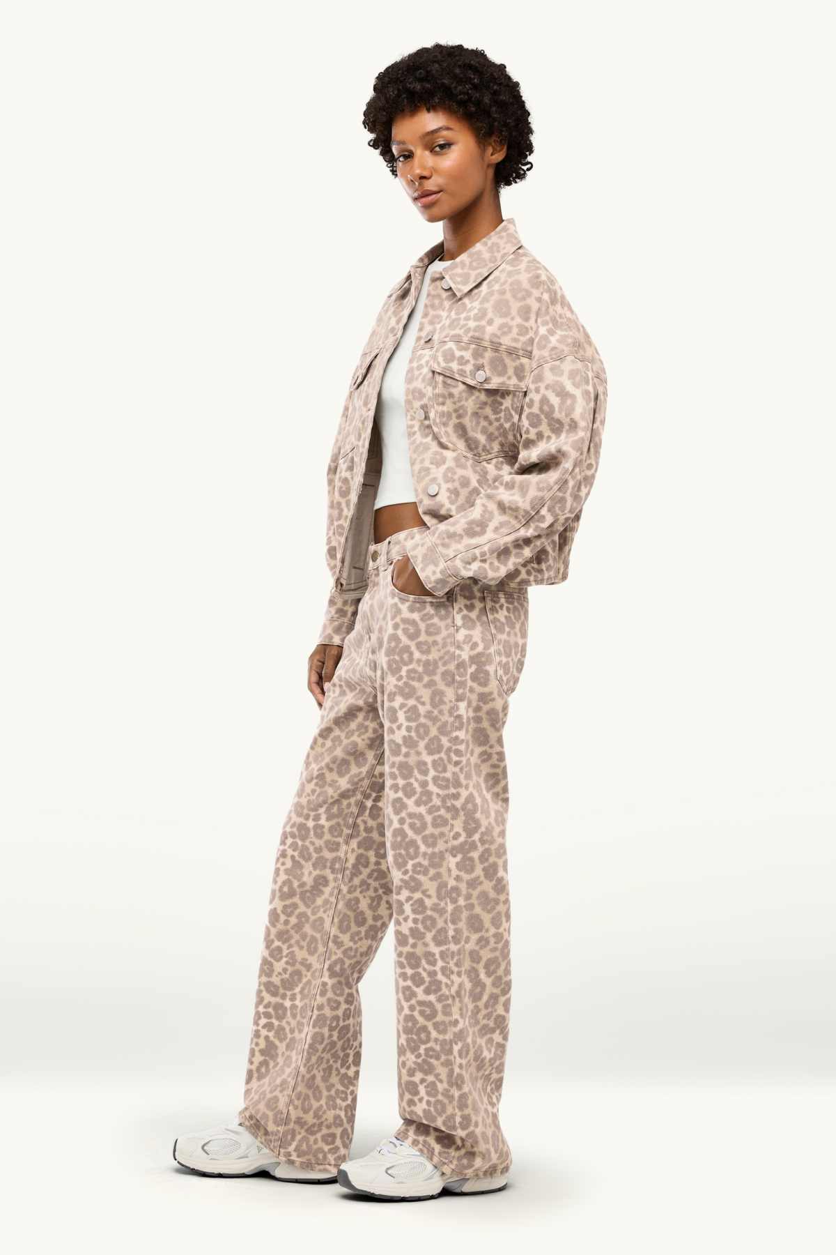 Baggy jeans - mid-rise waist - leopard- print - beige