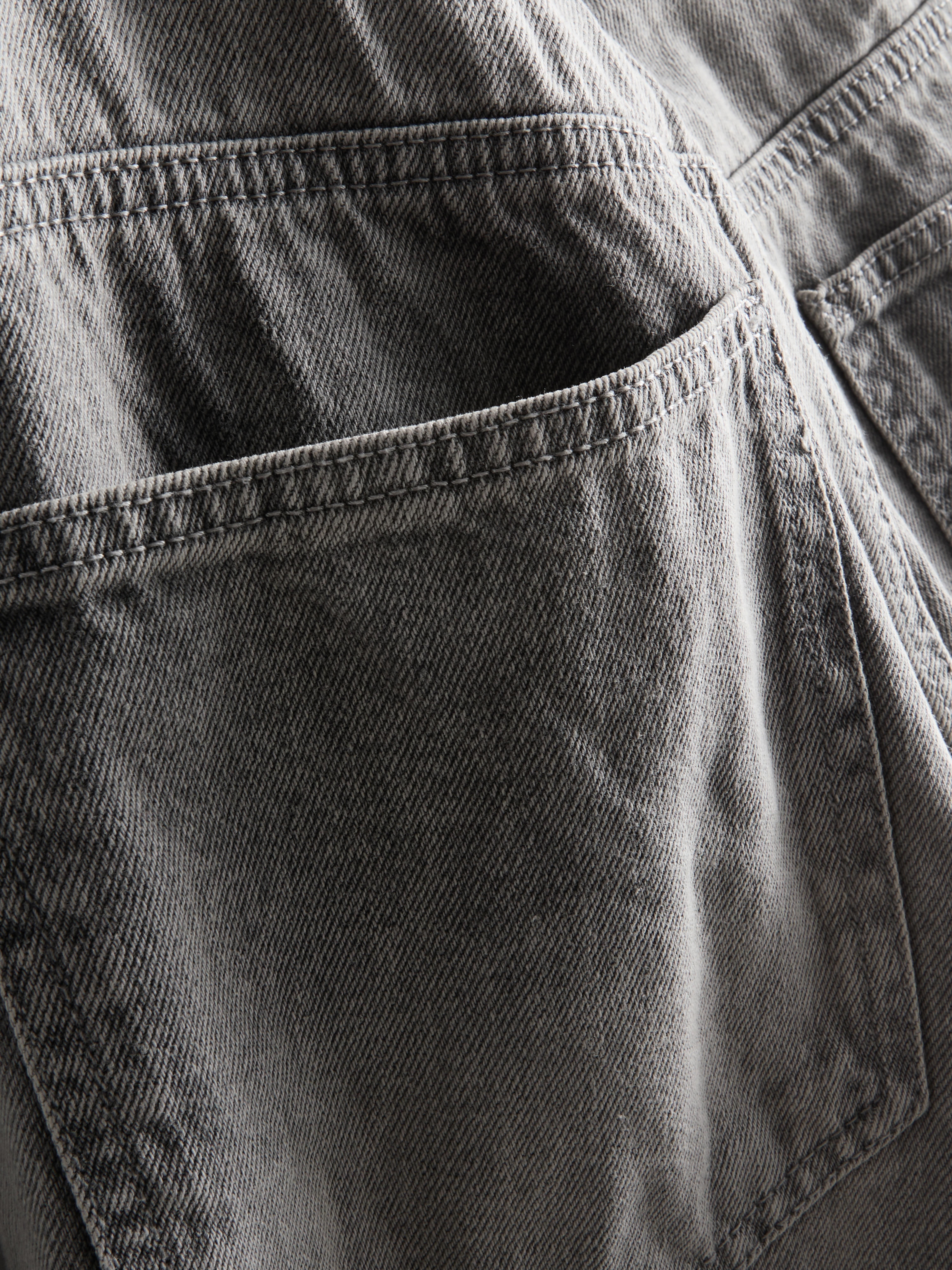 Mid-Rise Relaxed Straight Leg Jeans - Gray