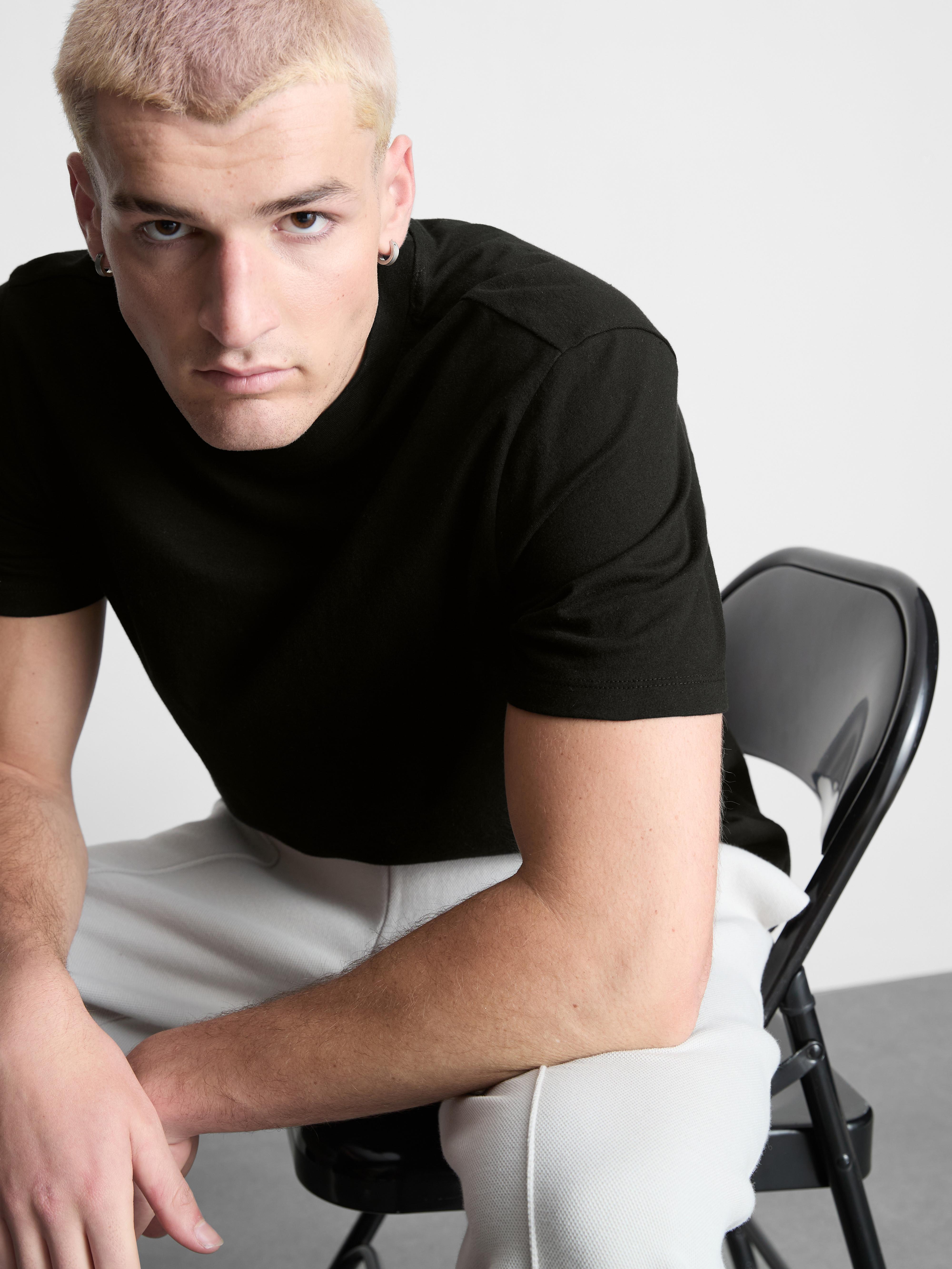 A regular-fit T-shirt with short sleeves and a crew neckline - Black