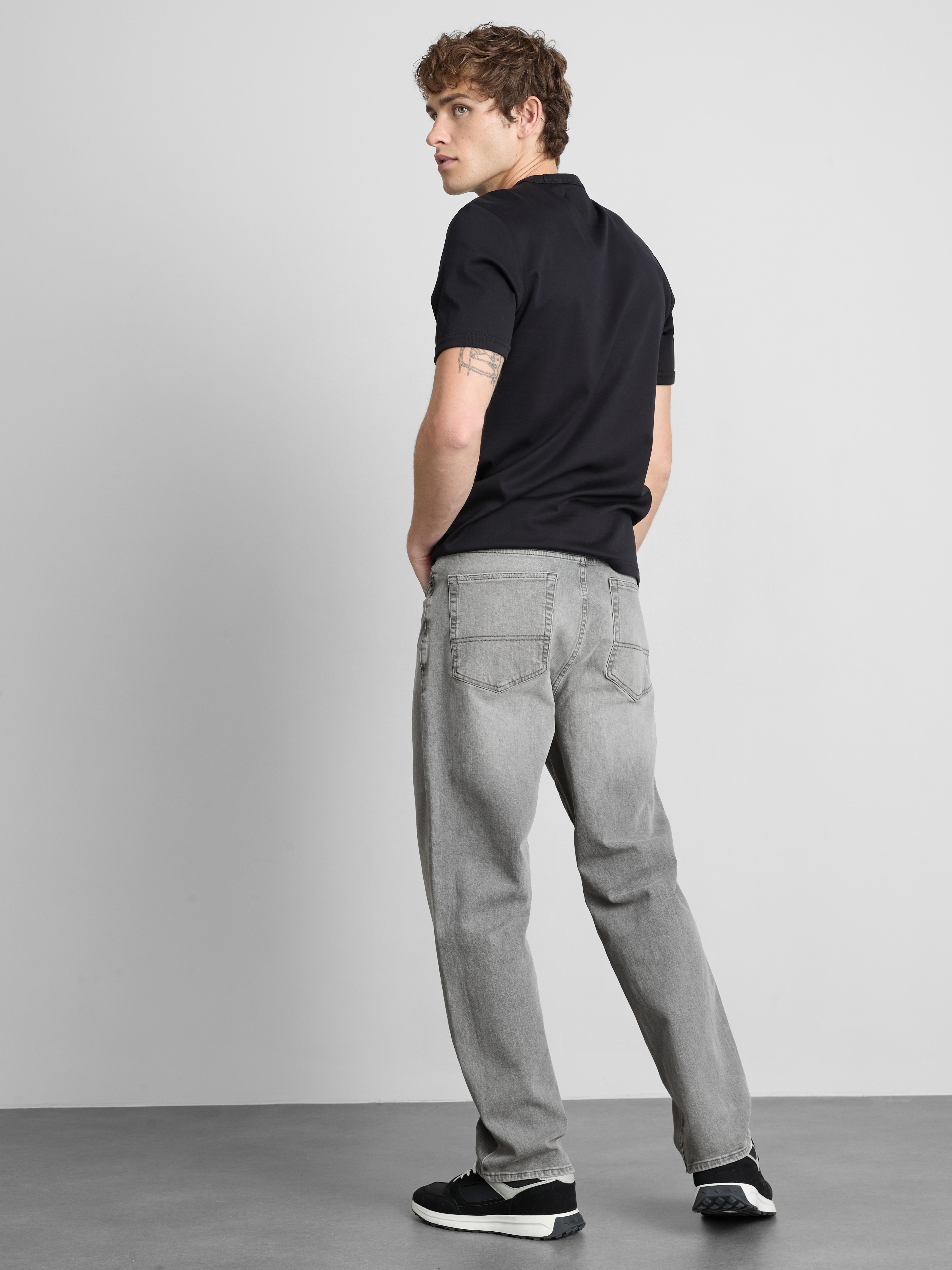 Mid-Rise Straight-Leg Jeans - Gray