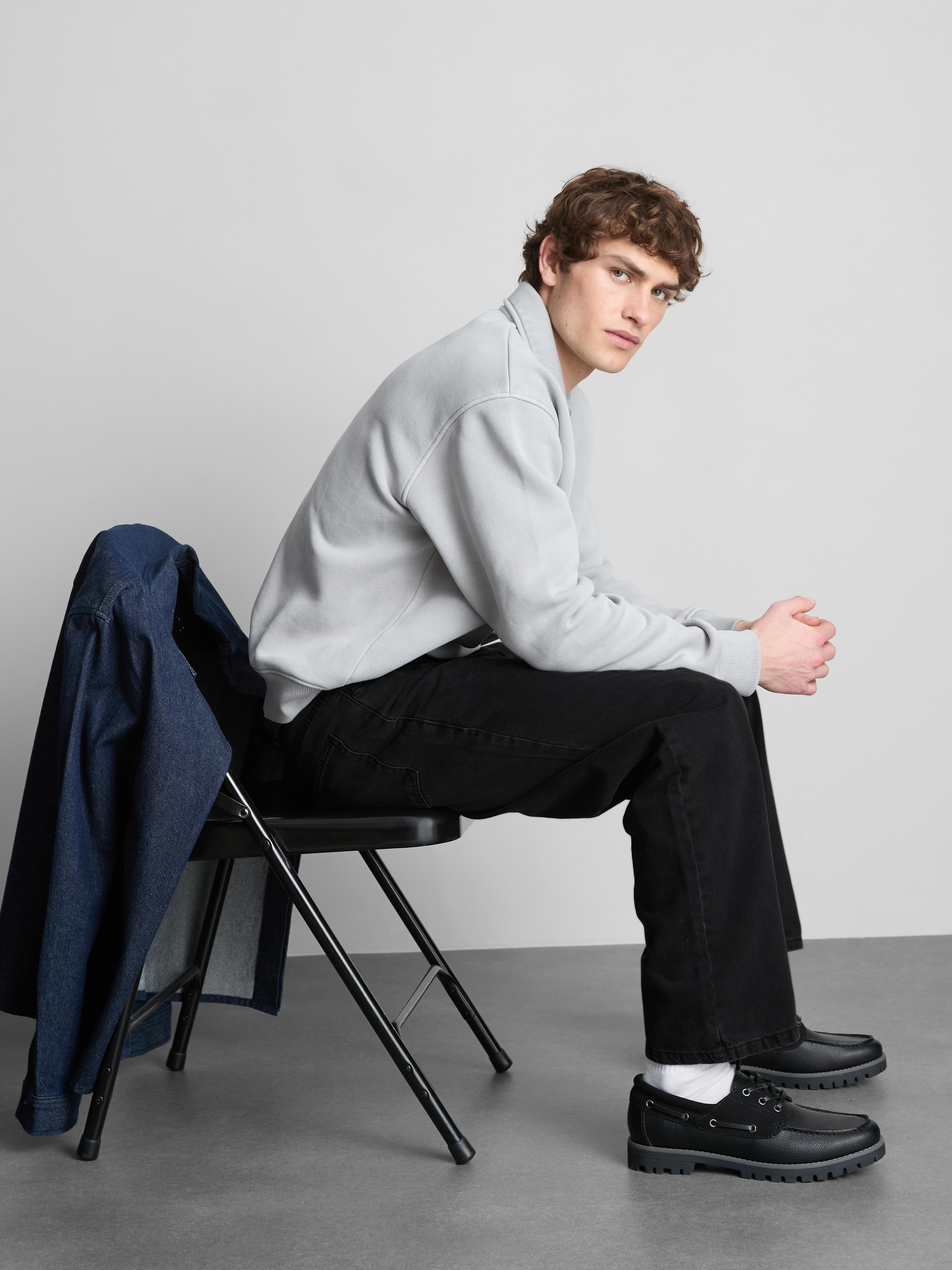 Mid-Rise Relaxed Straight Leg Jeans - Black