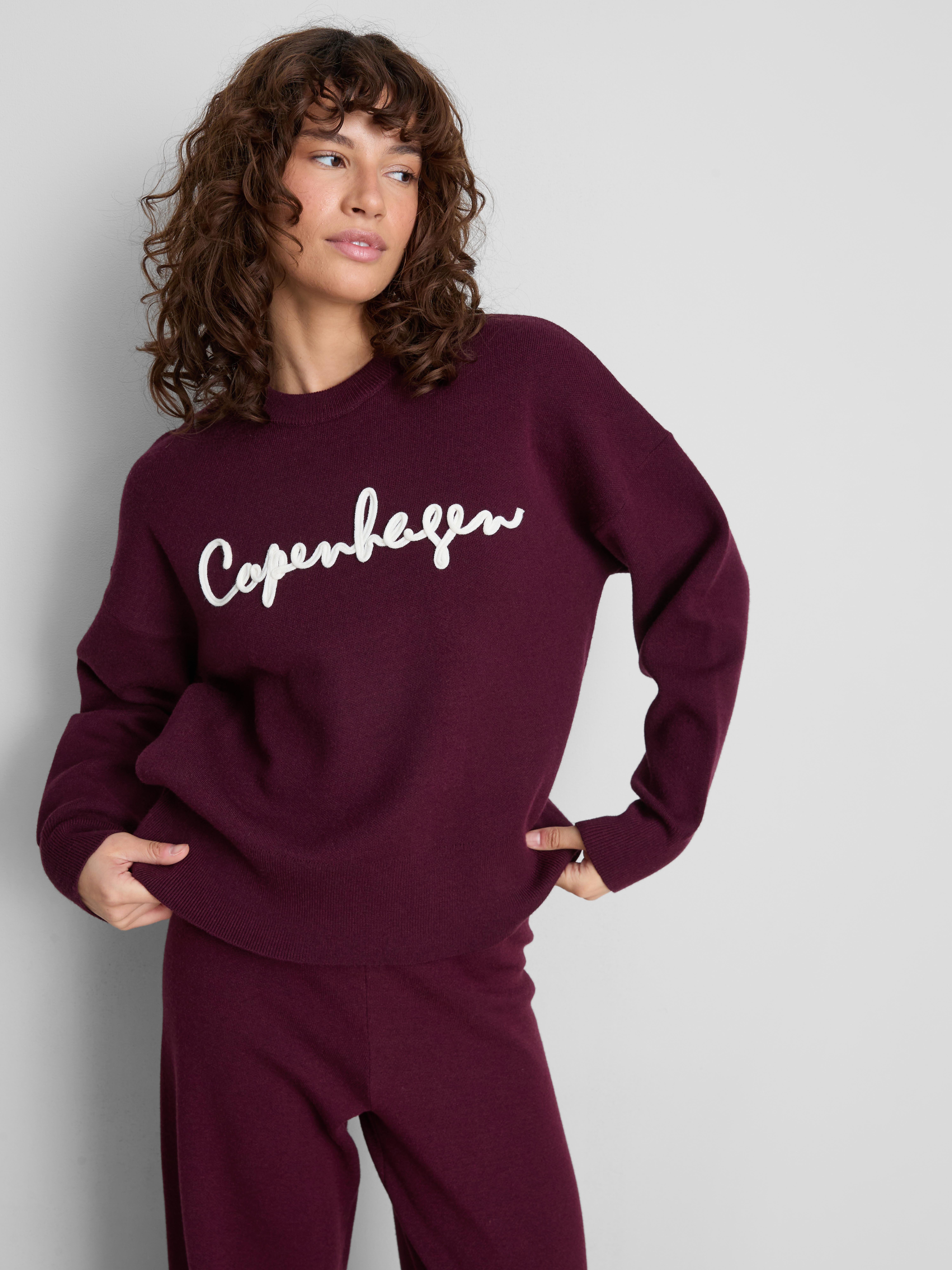 Knitted Crewneck Slogan Sweater - Burgundy