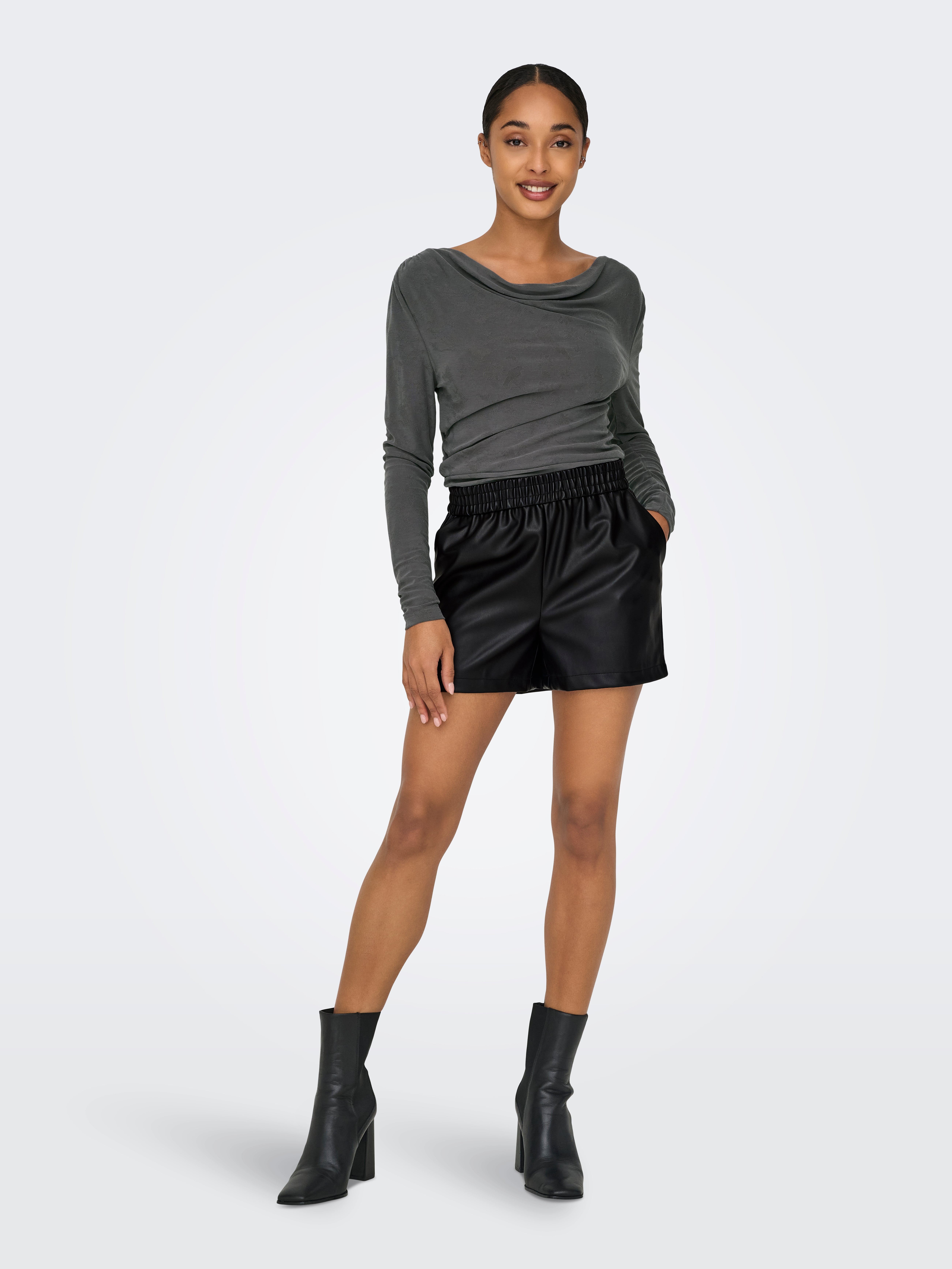 JDYALAIA Mid waist Regular Fit Shorts Black
