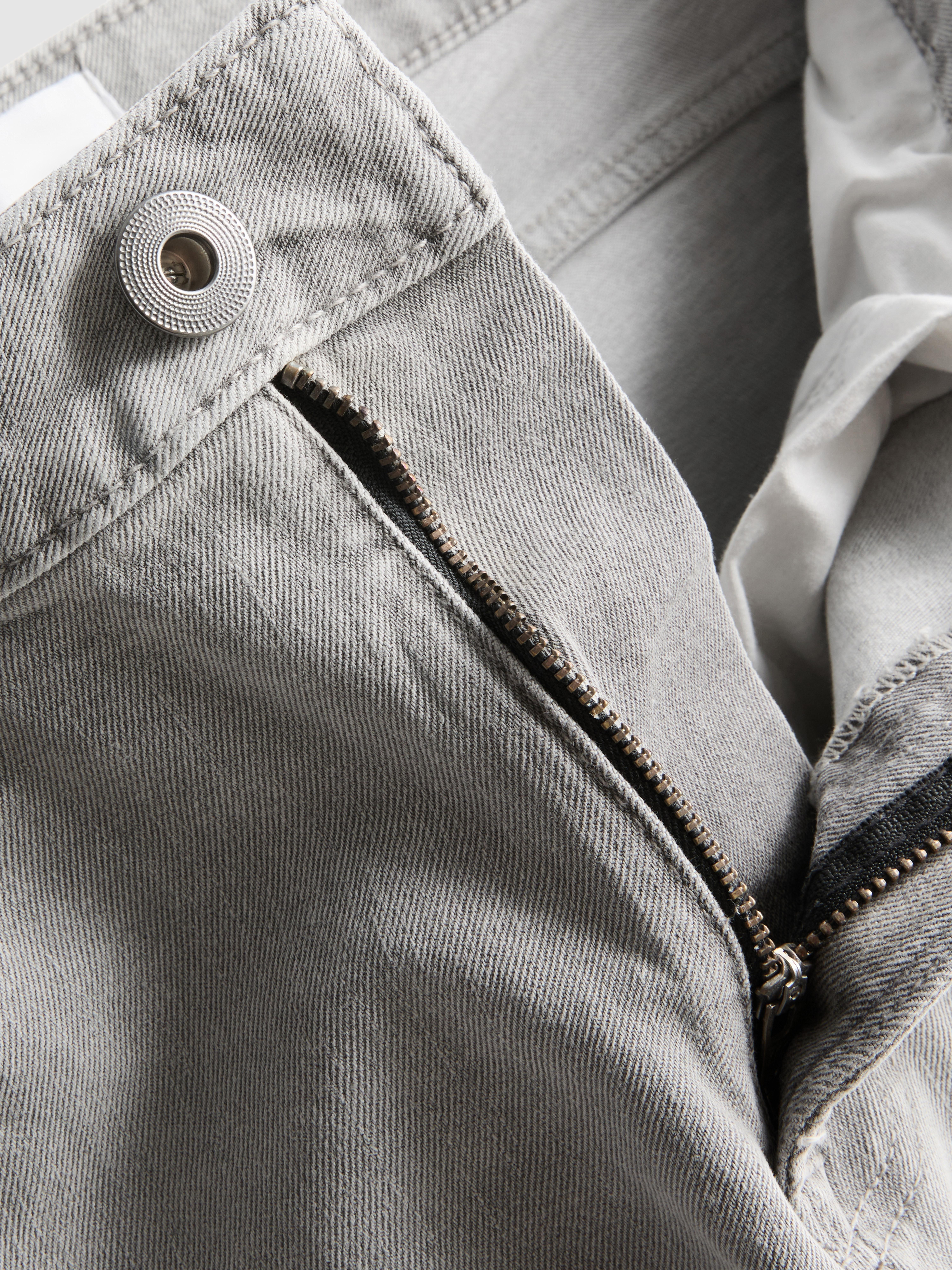 Mid-Rise Straight-Leg Jeans - Gray