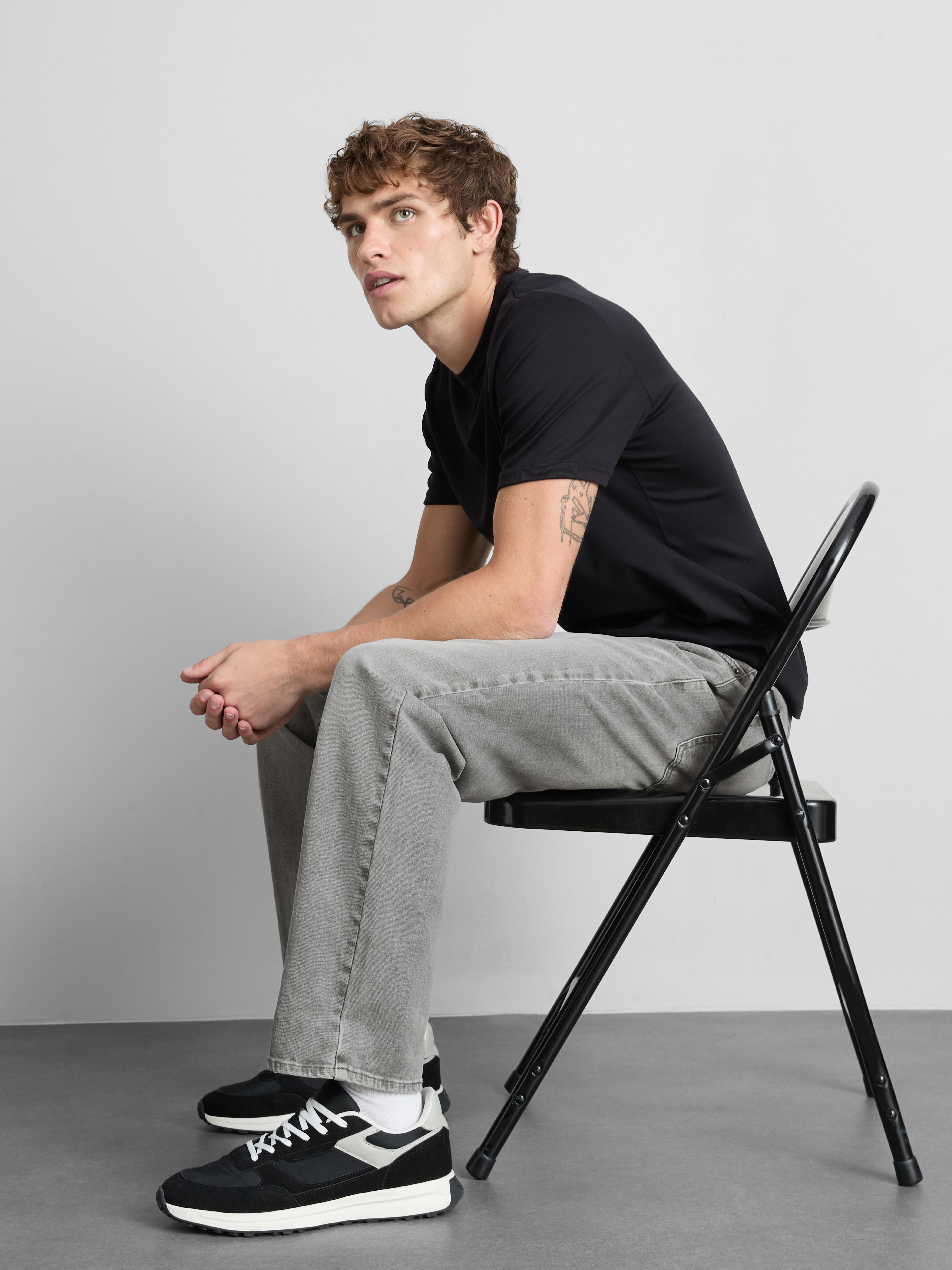 Mid-Rise Straight-Leg Jeans - Gray