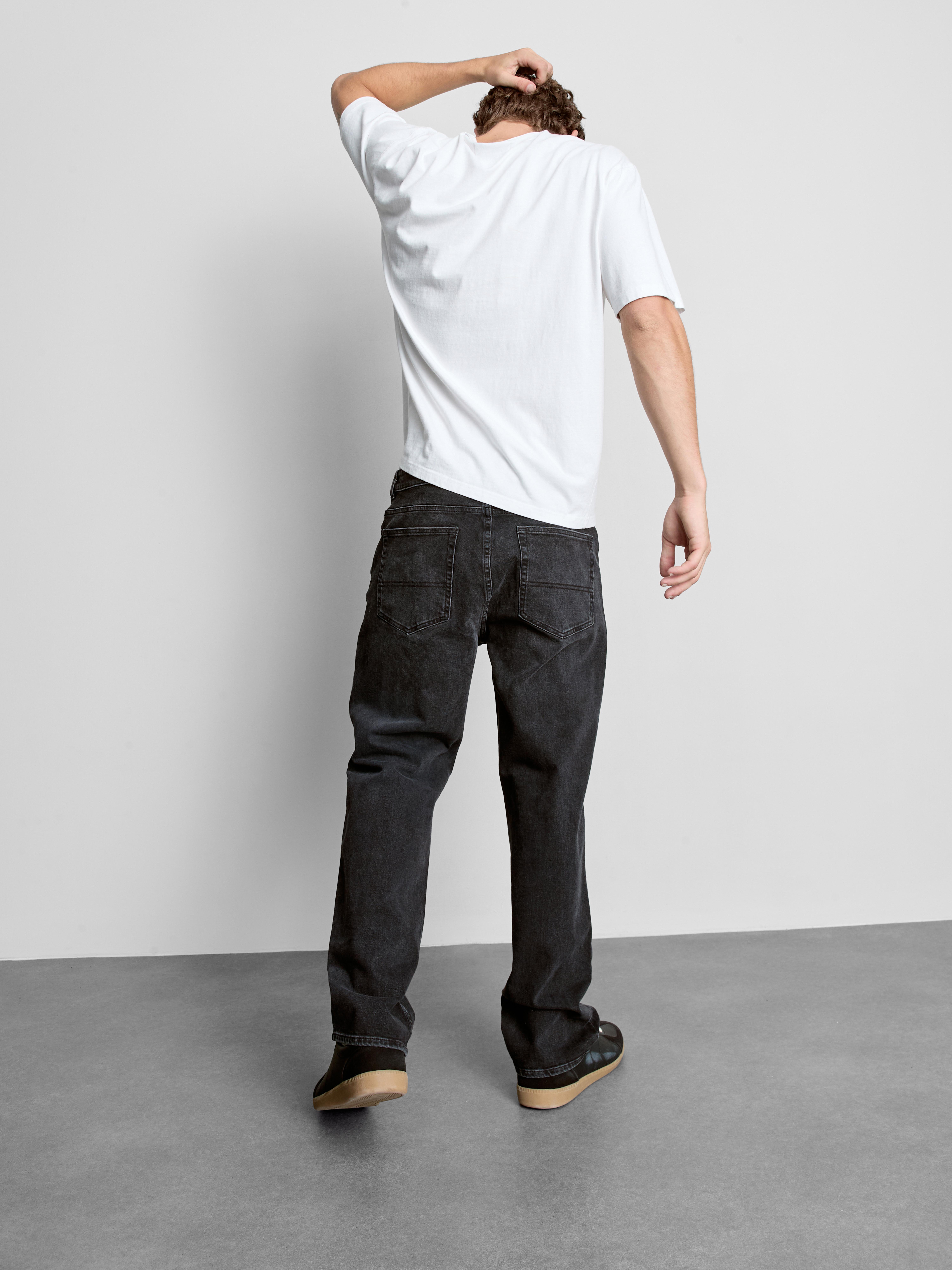 Mid-Rise Straight-Leg Jeans - Black