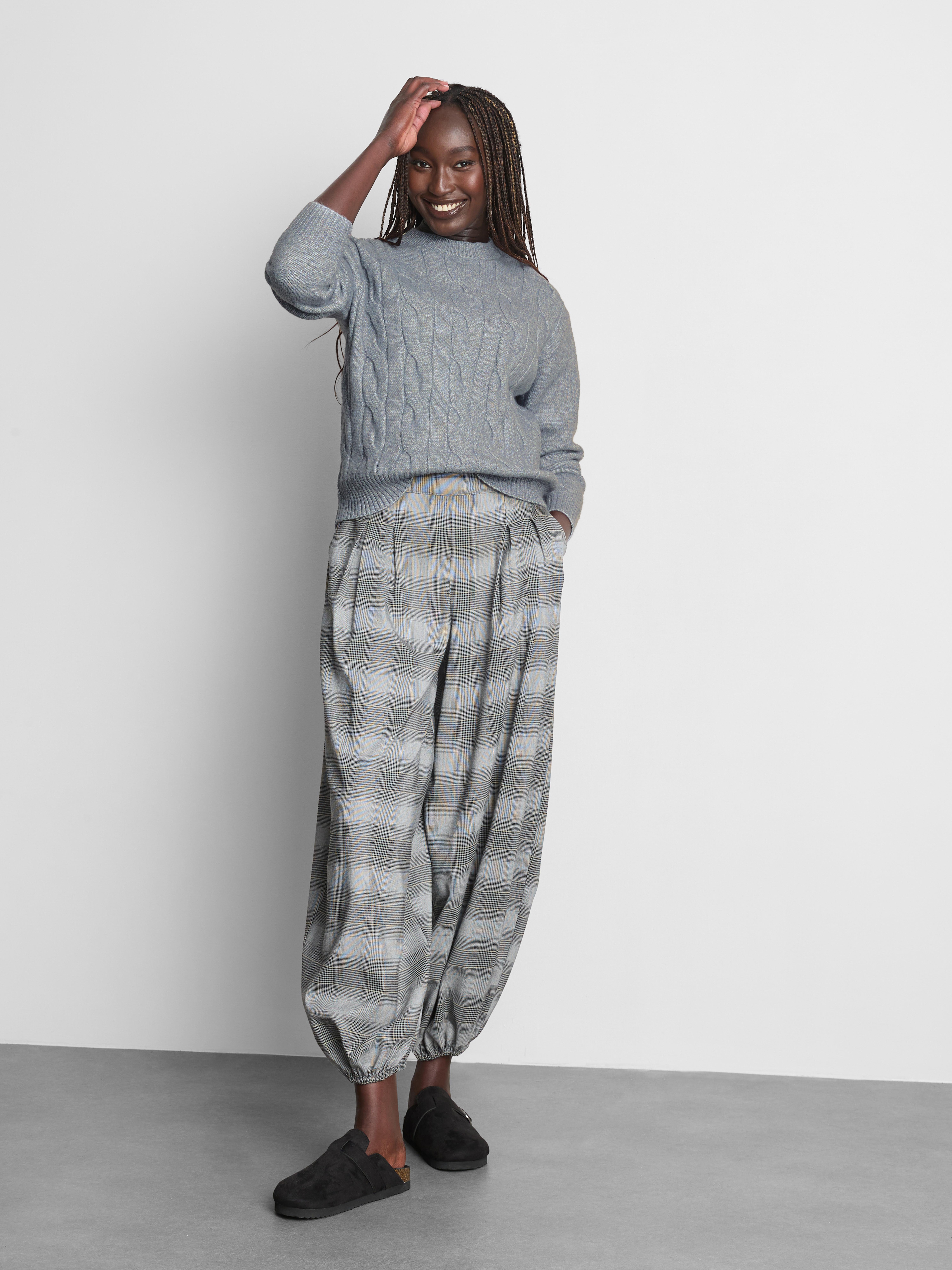 Cable Knit Crew Neck Sweater - Gray