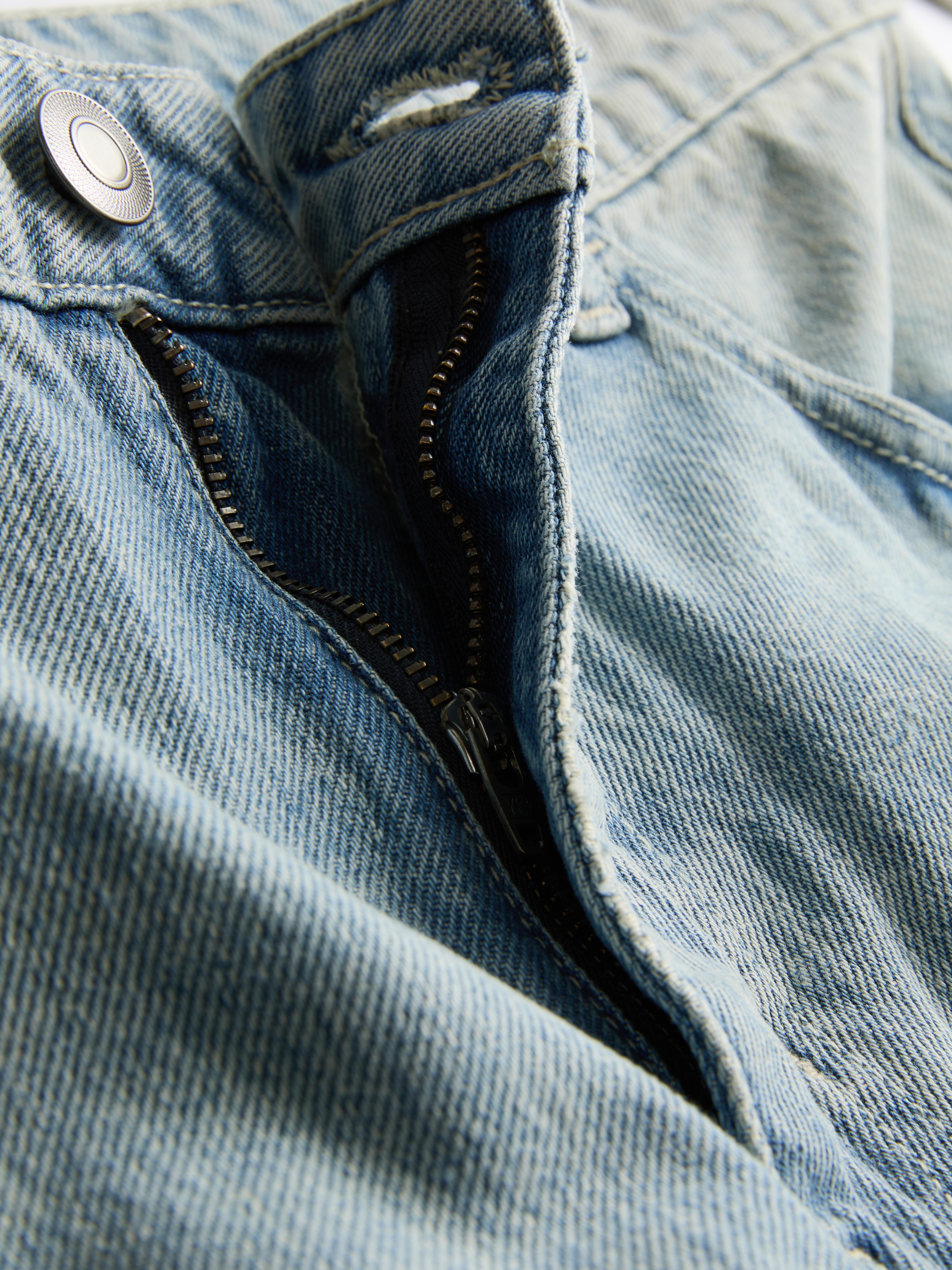 High-Waisted Relaxed Jeans - Light Blue