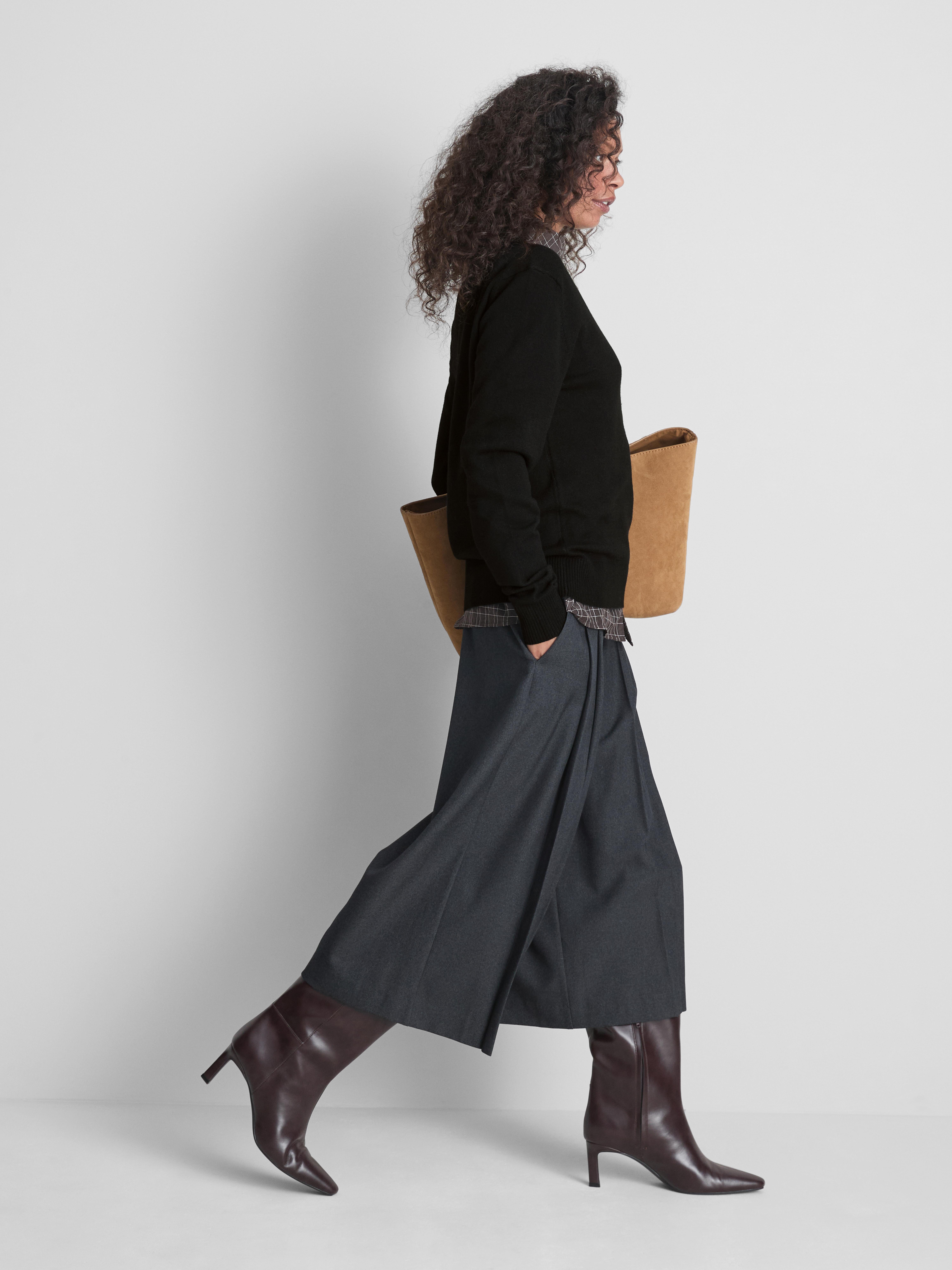 Soft Knitted Crew Neck Sweater - Black