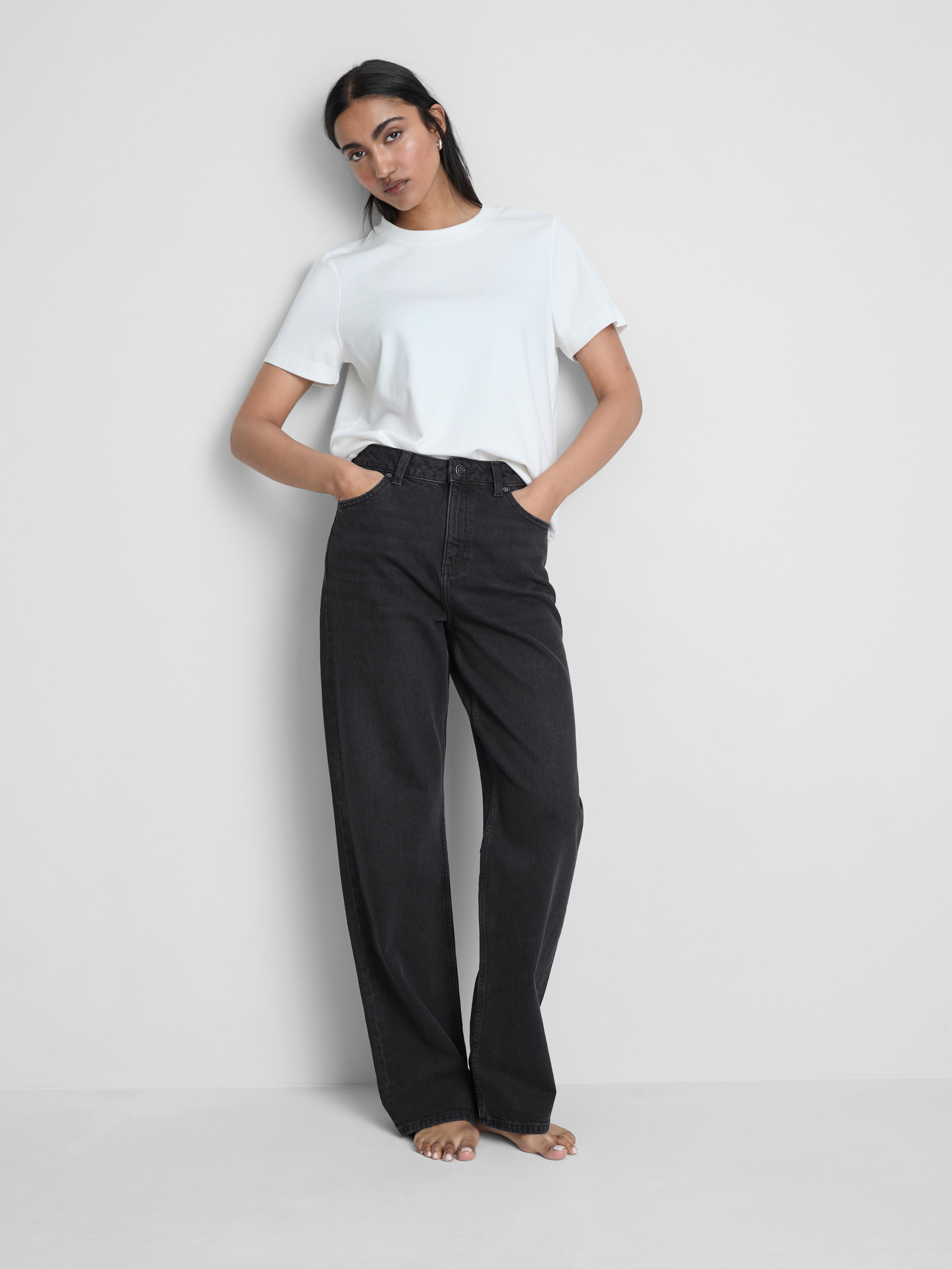 High-Waisted Straight-Leg Jeans - Black