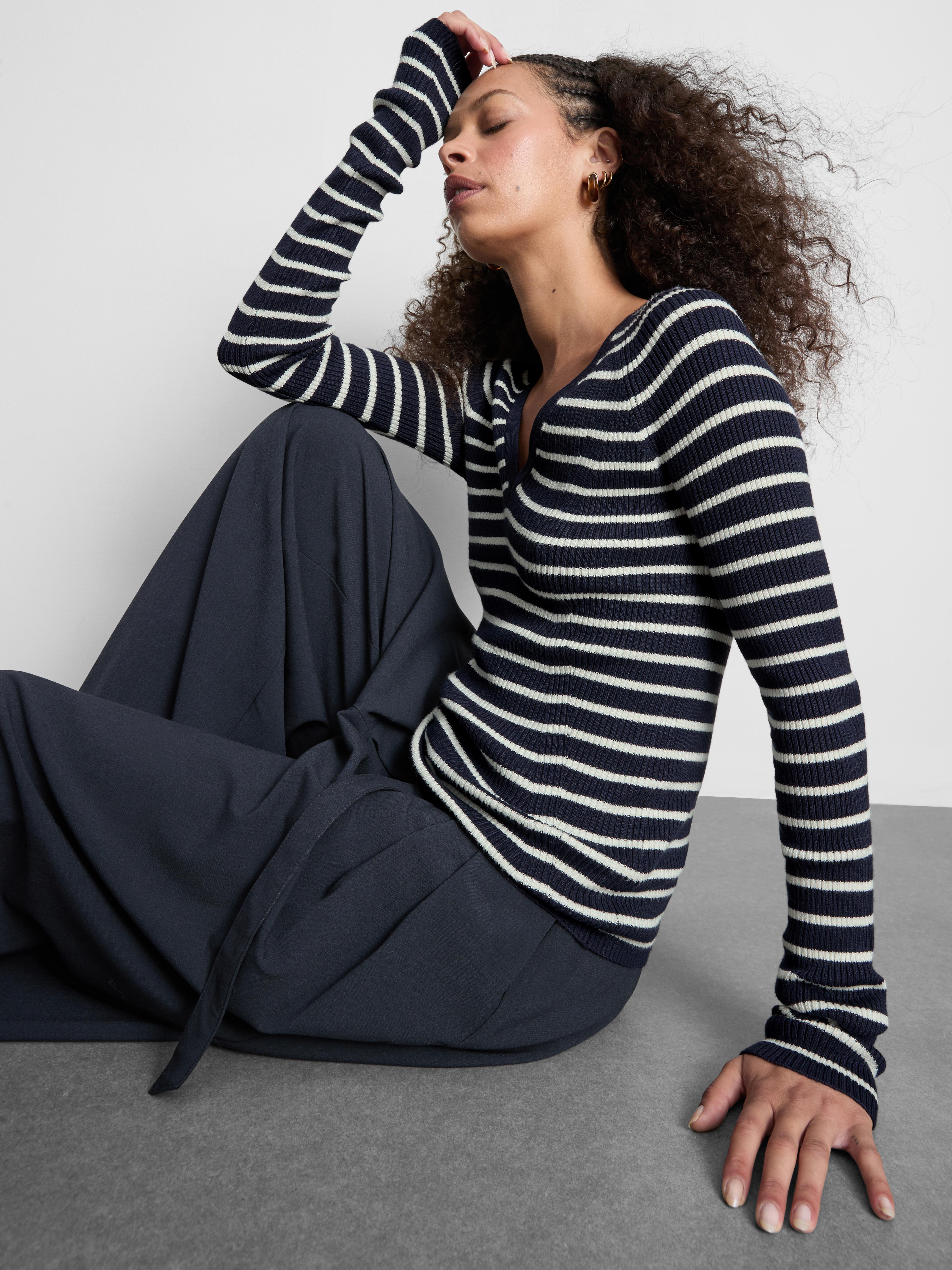 Ribbed V-Neck Sweater - Navy