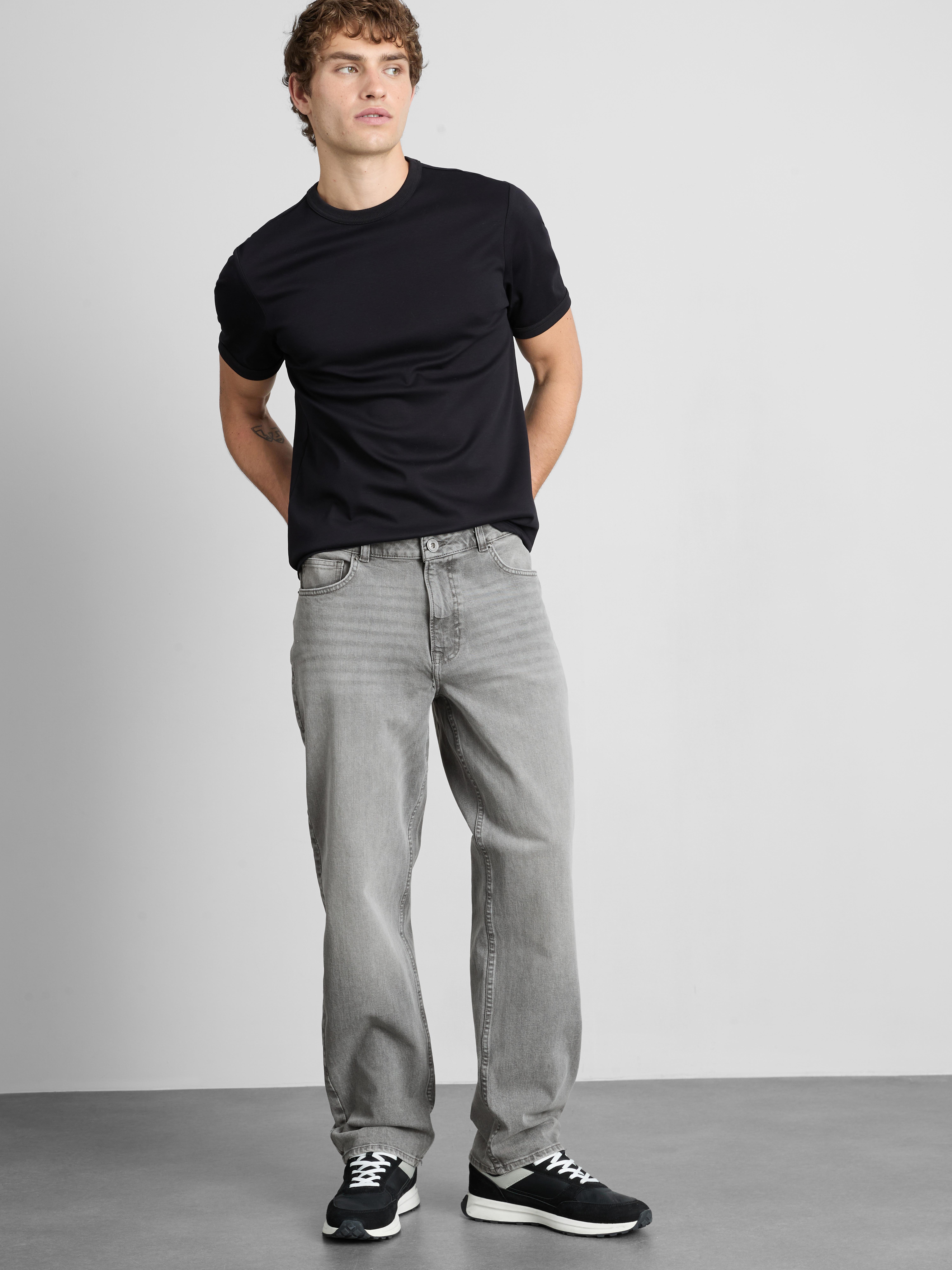 Mid-Rise Straight-Leg Jeans - Gray