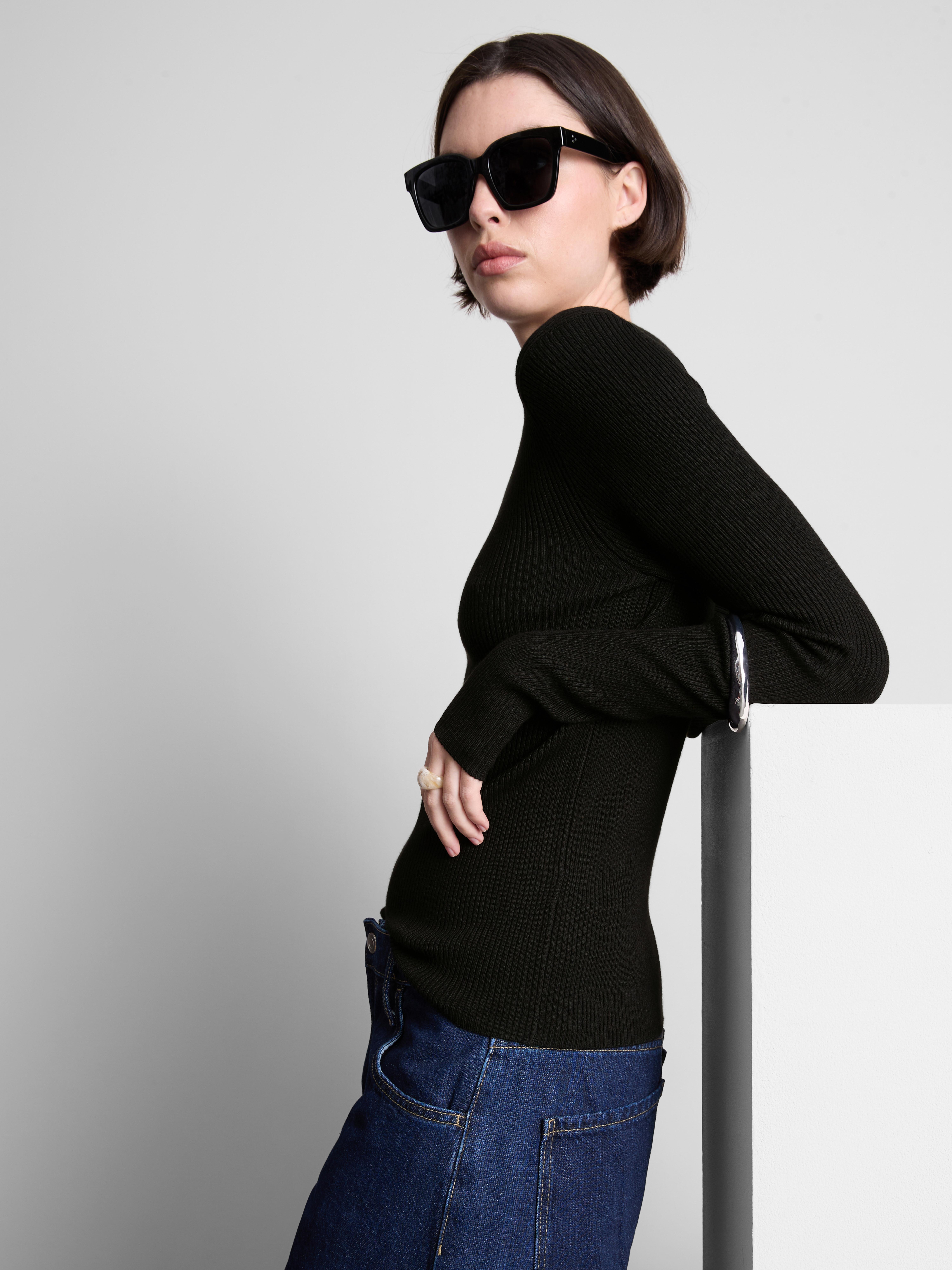 Ribbed Crew Neck Sweater - Black
