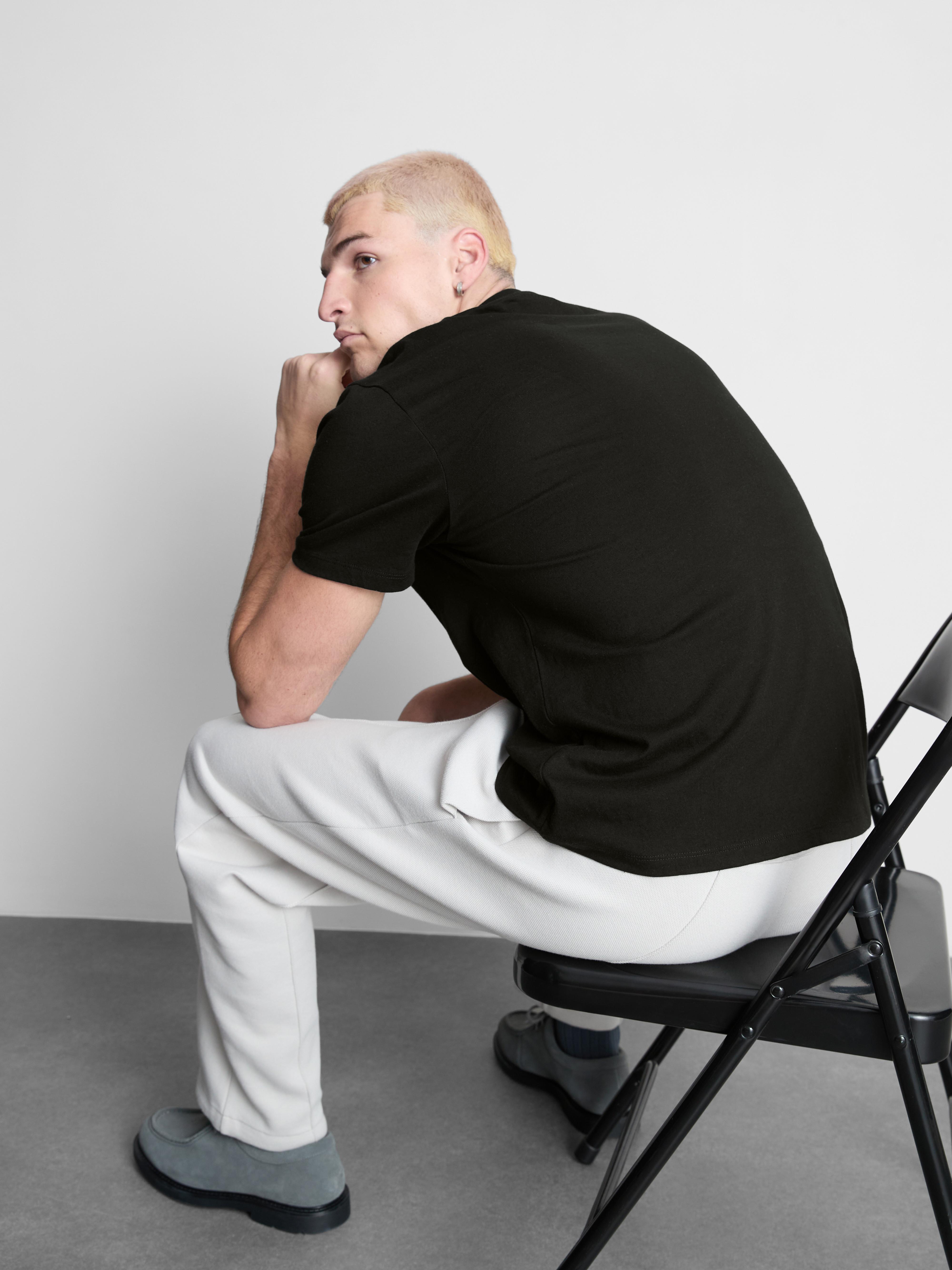 A regular-fit T-shirt with short sleeves and a crew neckline - Black