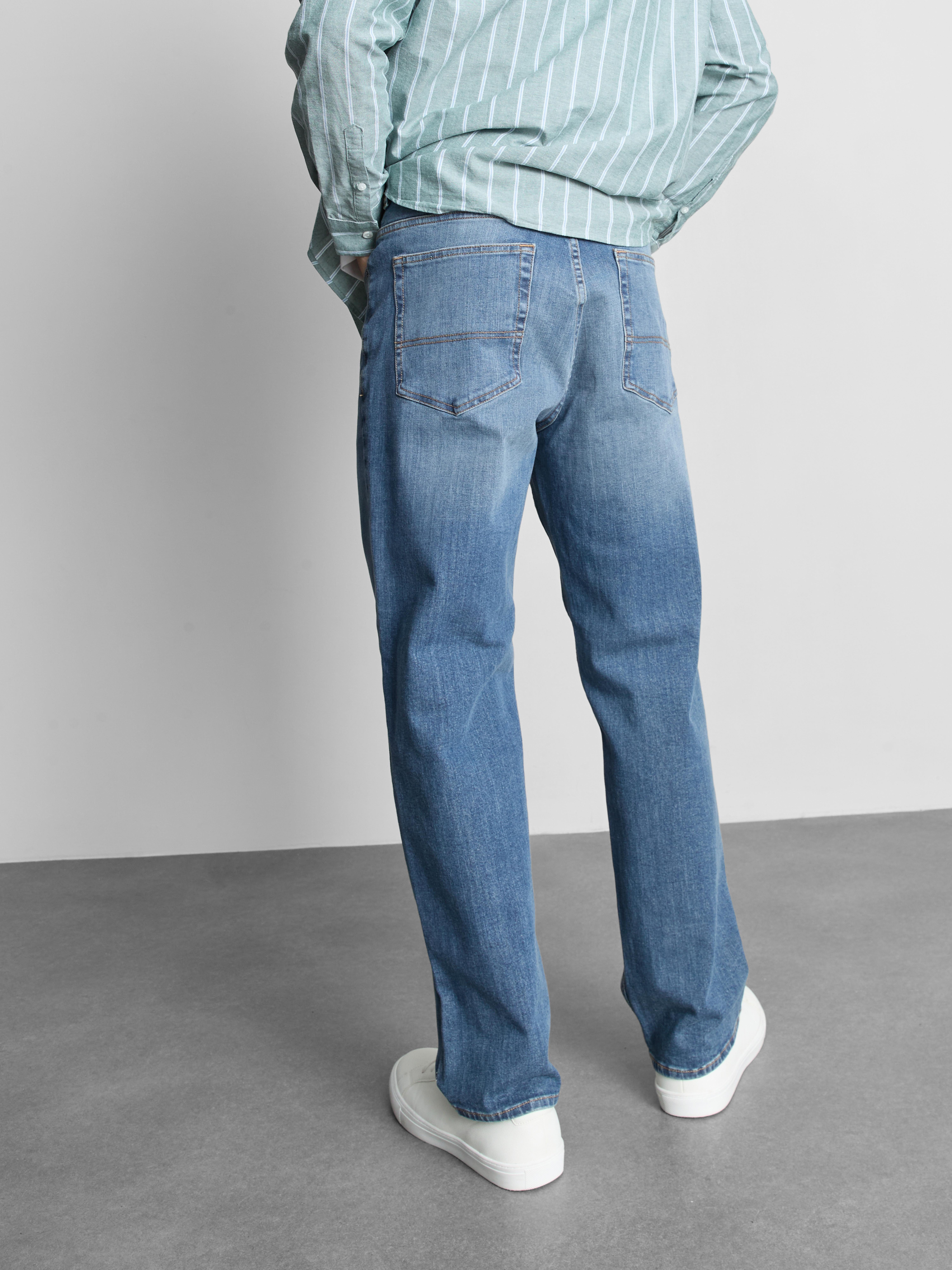 Mid-Rise Straight-Leg Jeans - Mid Blue