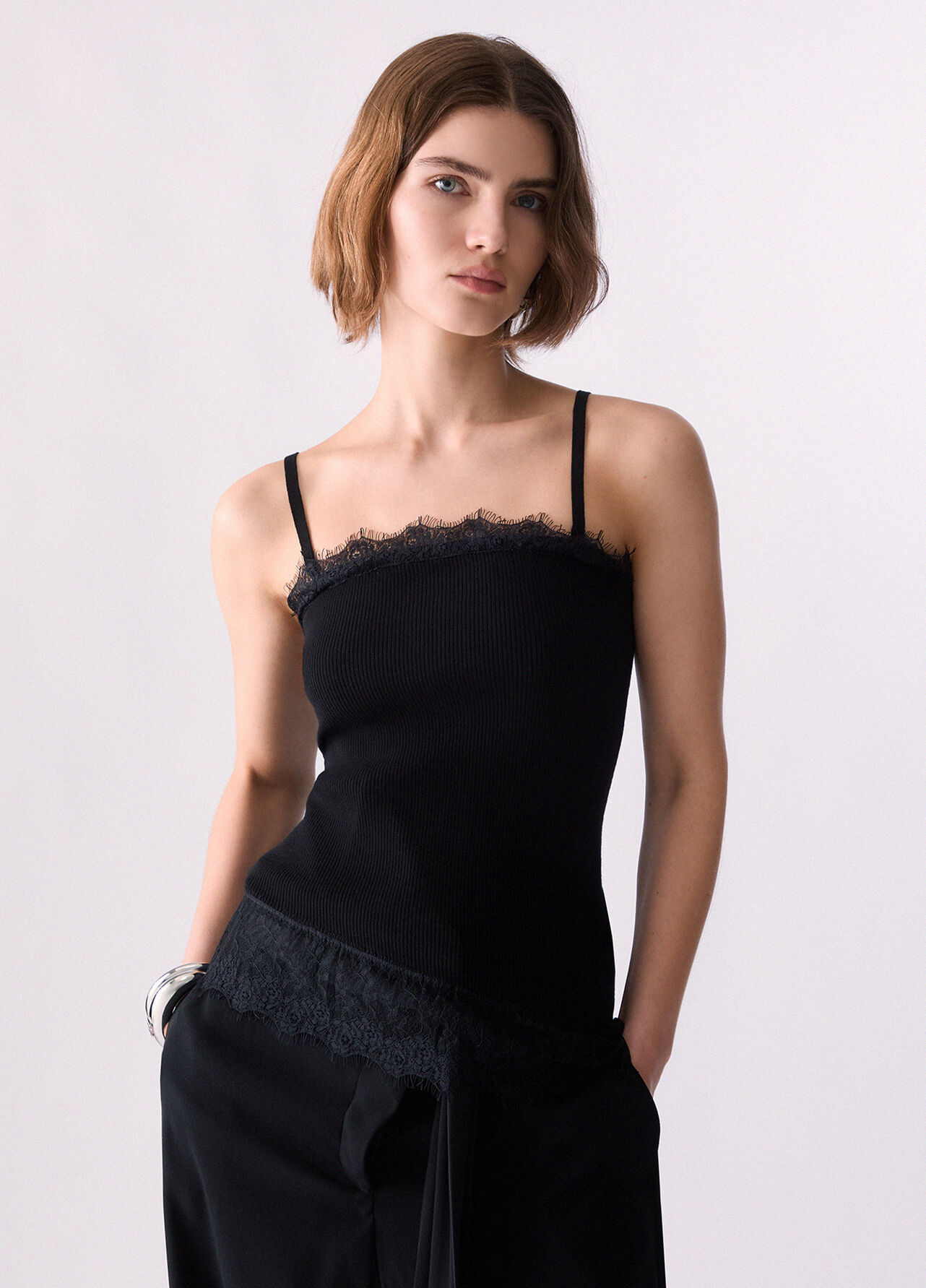 Top asimmetrico con dettagli in pizzo - BLACK