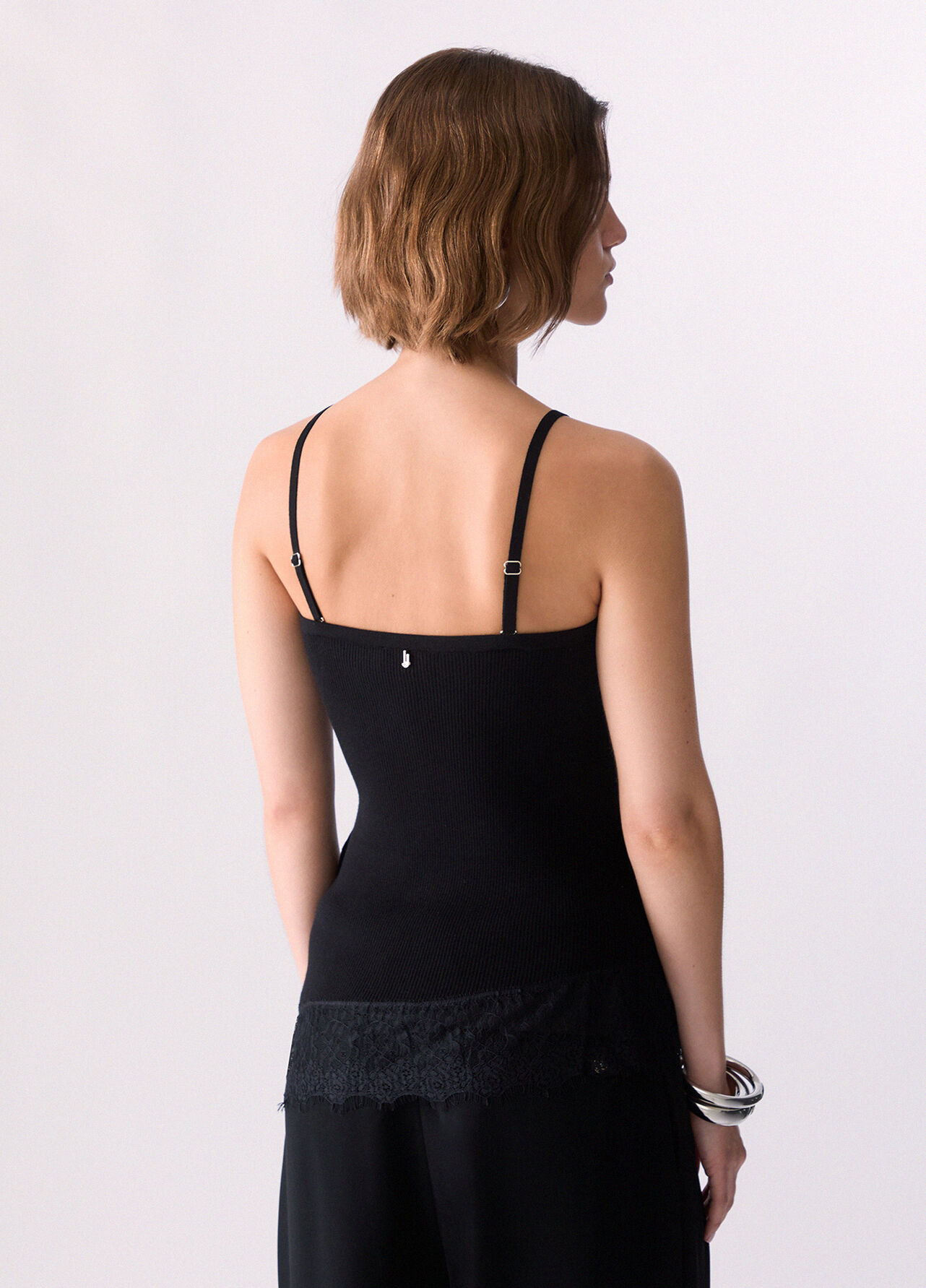 Top asimmetrico con dettagli in pizzo - BLACK