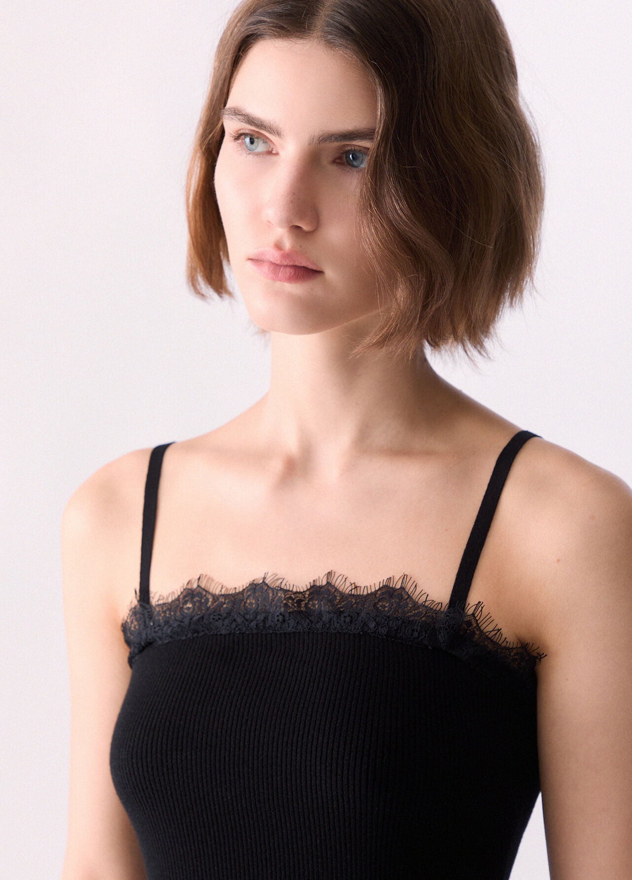 Top asimmetrico con dettagli in pizzo - BLACK