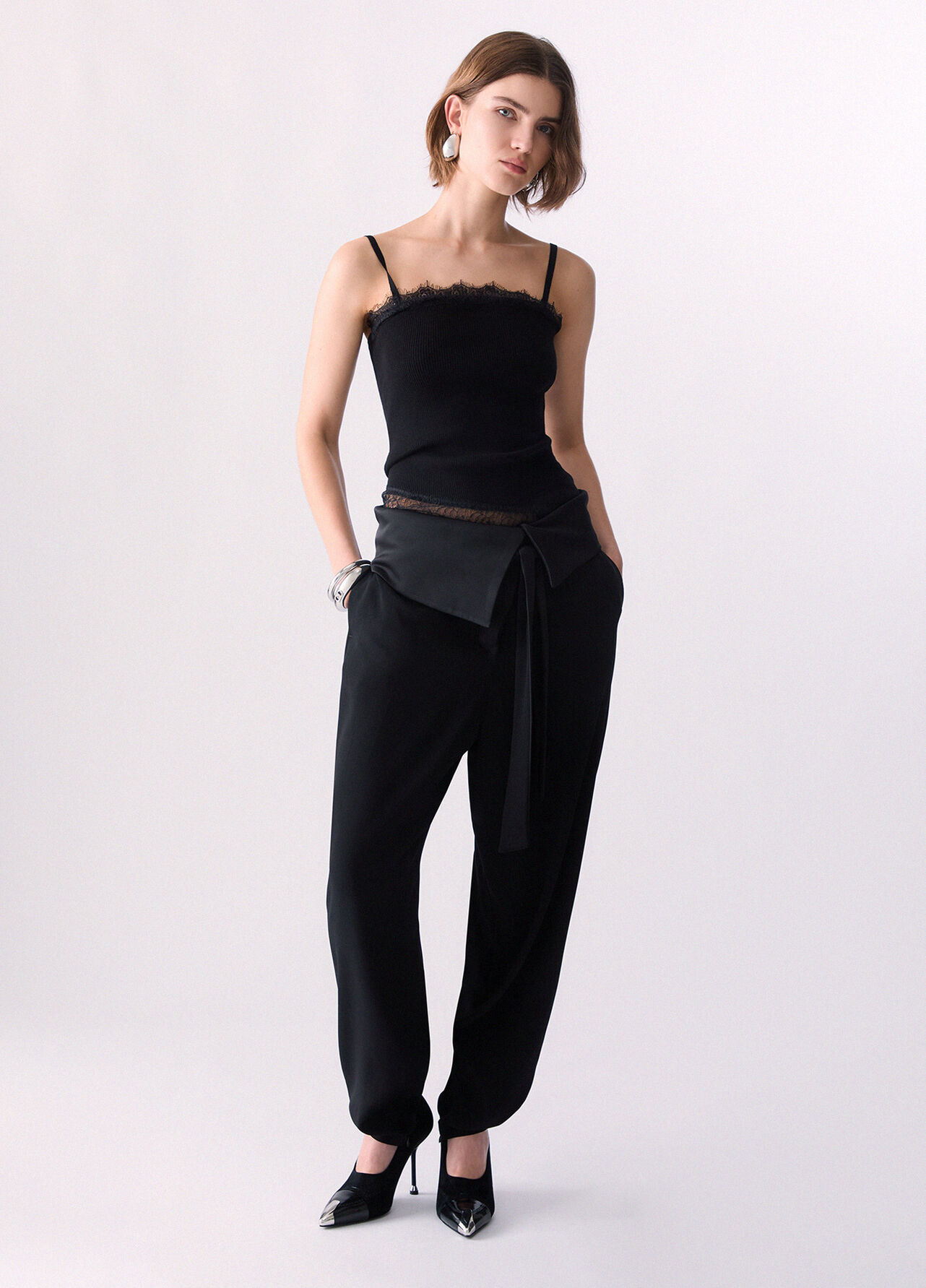 Top asimmetrico con dettagli in pizzo - BLACK
