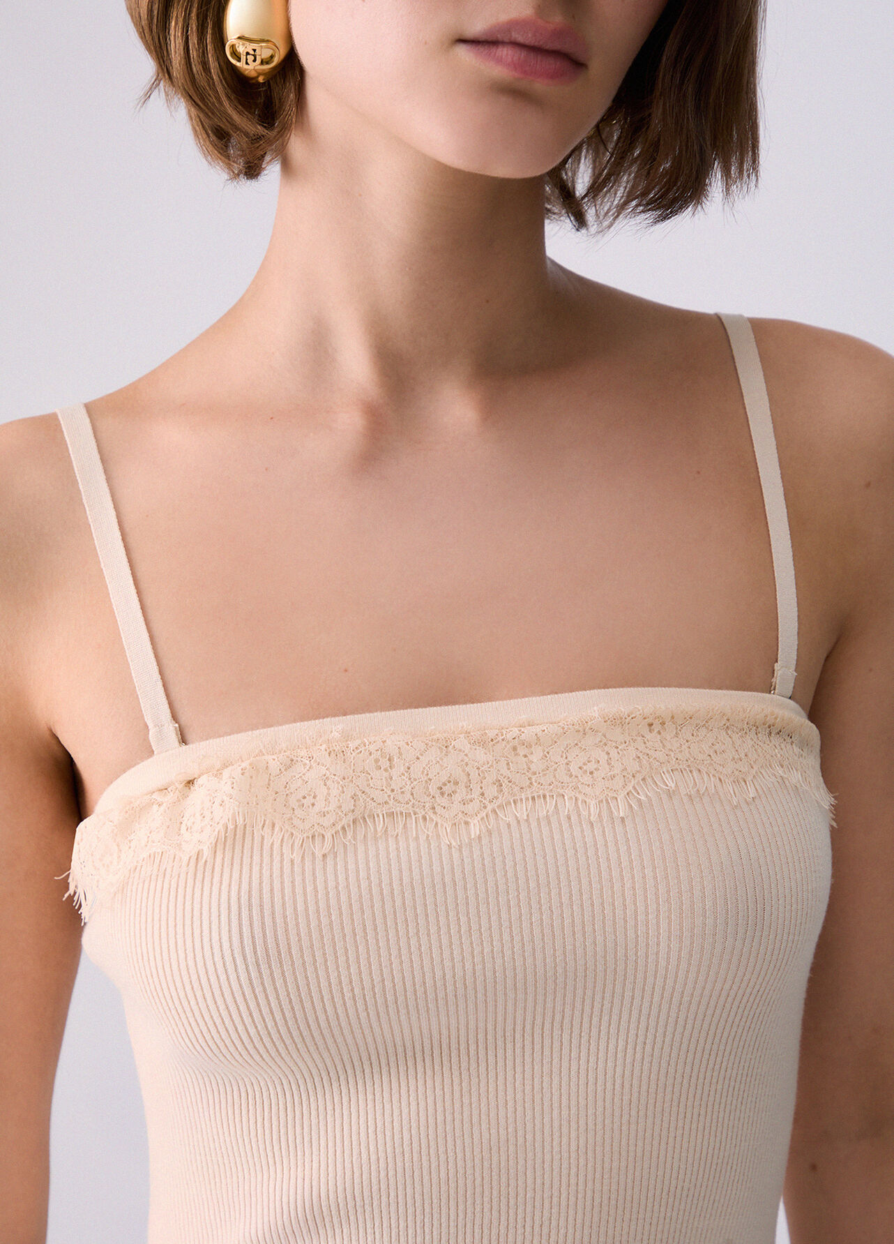 Top asimmetrico con dettagli in pizzo - CREAM
