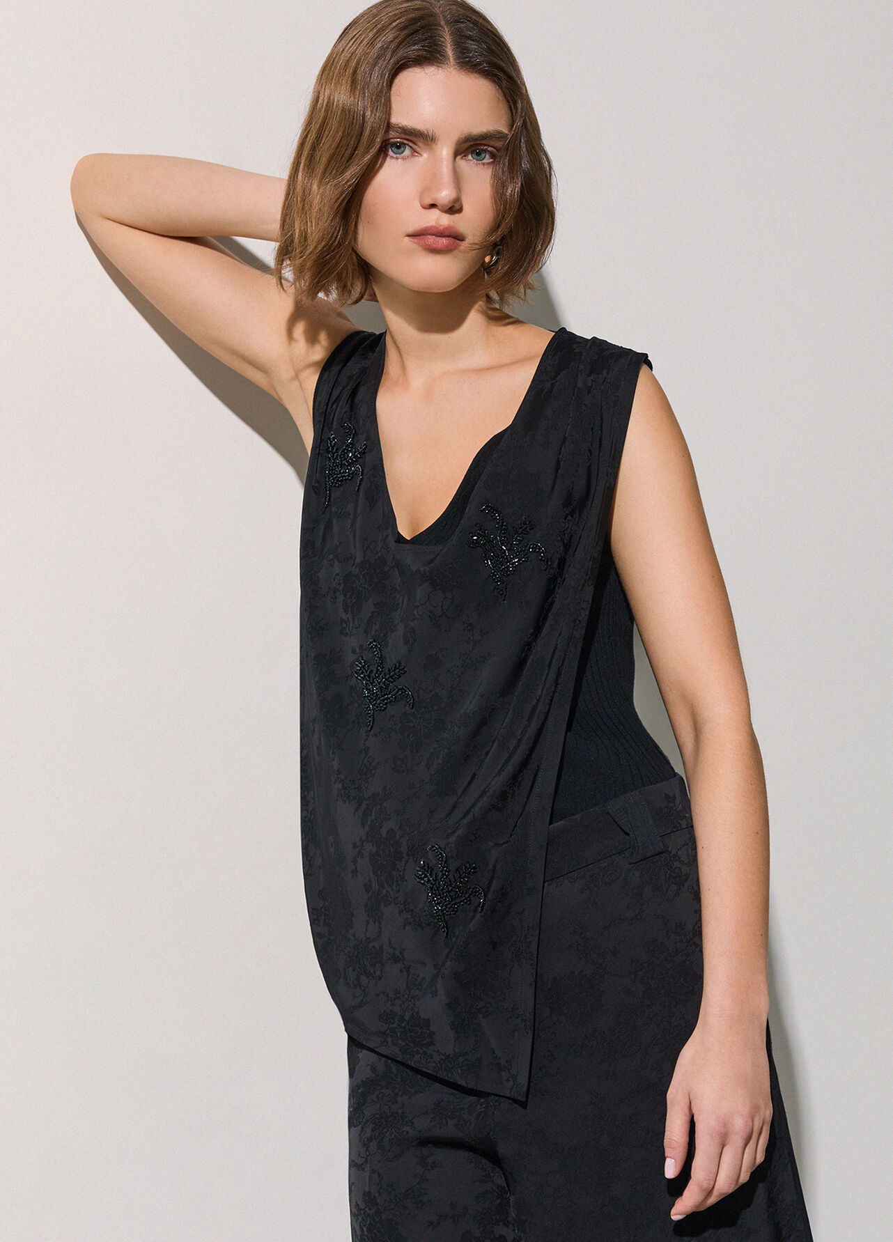 Top con ricami gioiello - BLACK