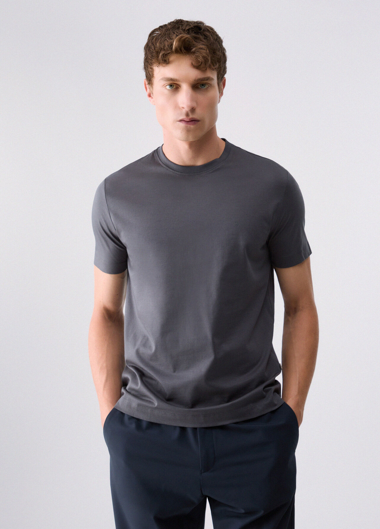 T-shirt con logo ricamato - DARK GREY