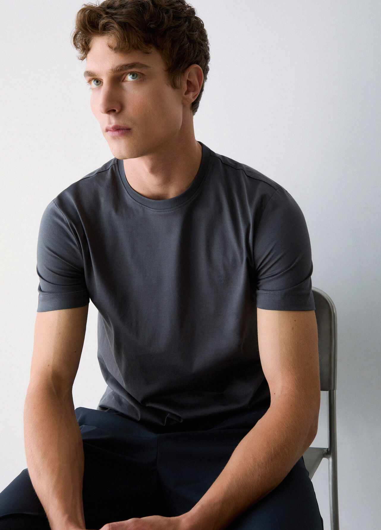 T-shirt con logo ricamato - DARK GREY