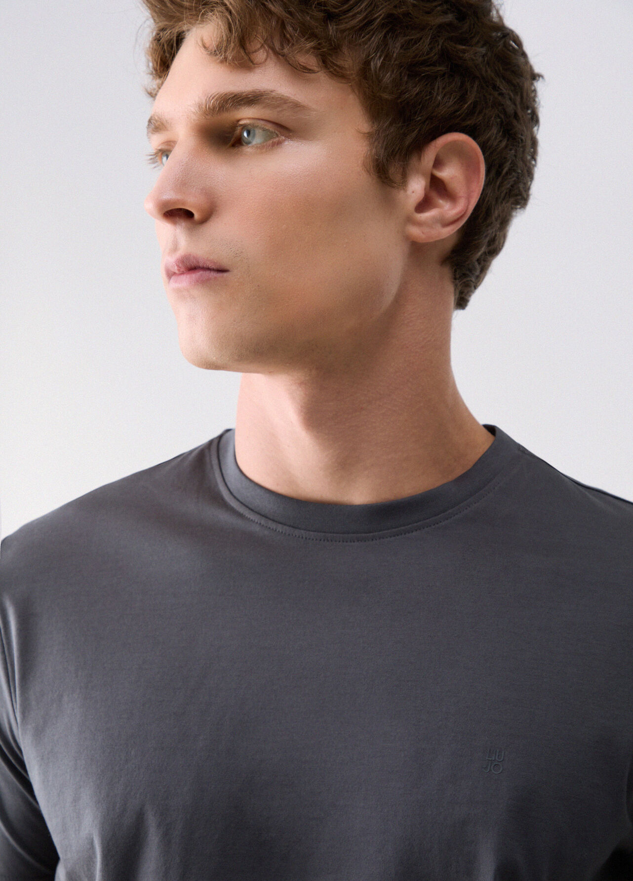 T-shirt con logo ricamato - DARK GREY