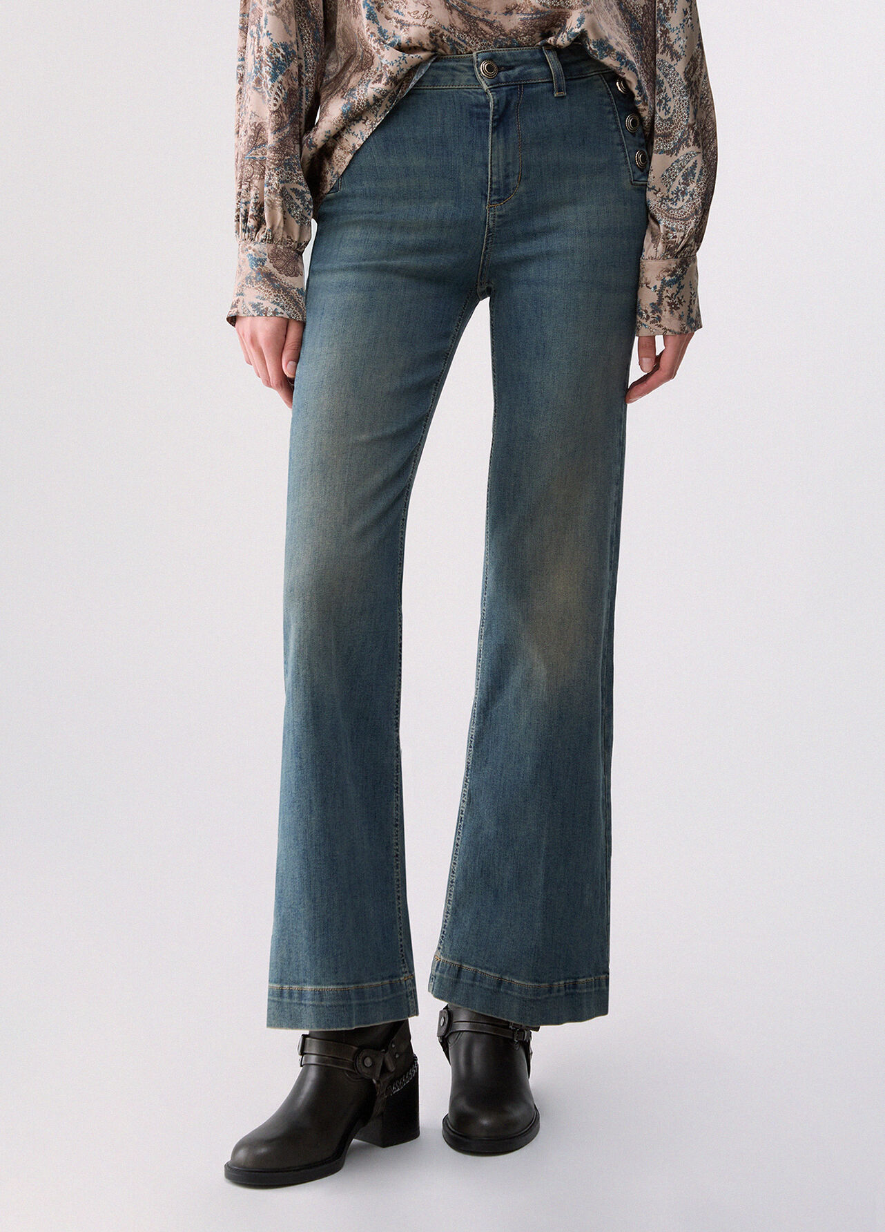 Jeans flare con bottoni gioiello - BLUE DENIM