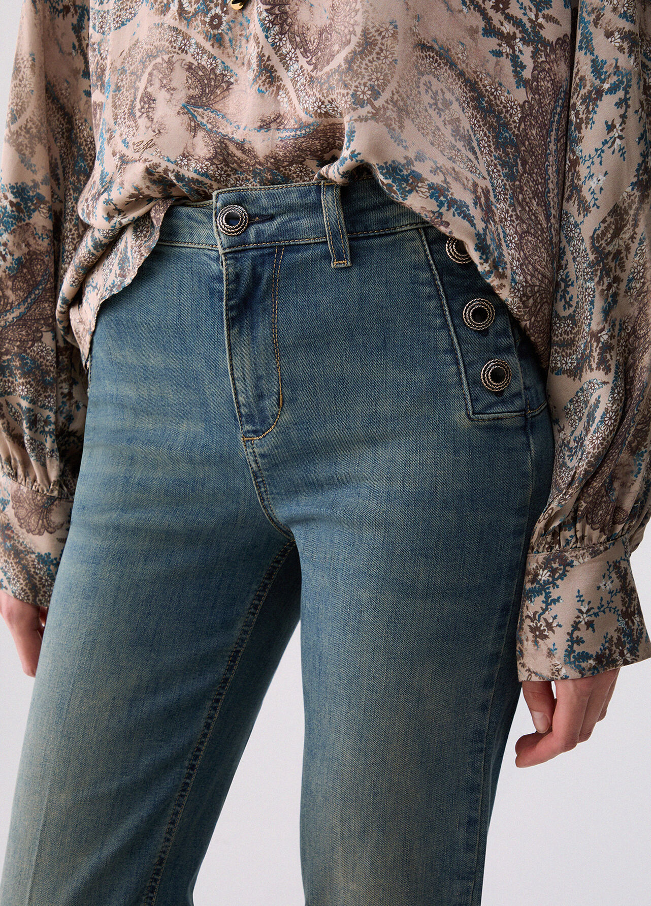 Jeans flare con bottoni gioiello - BLUE DENIM
