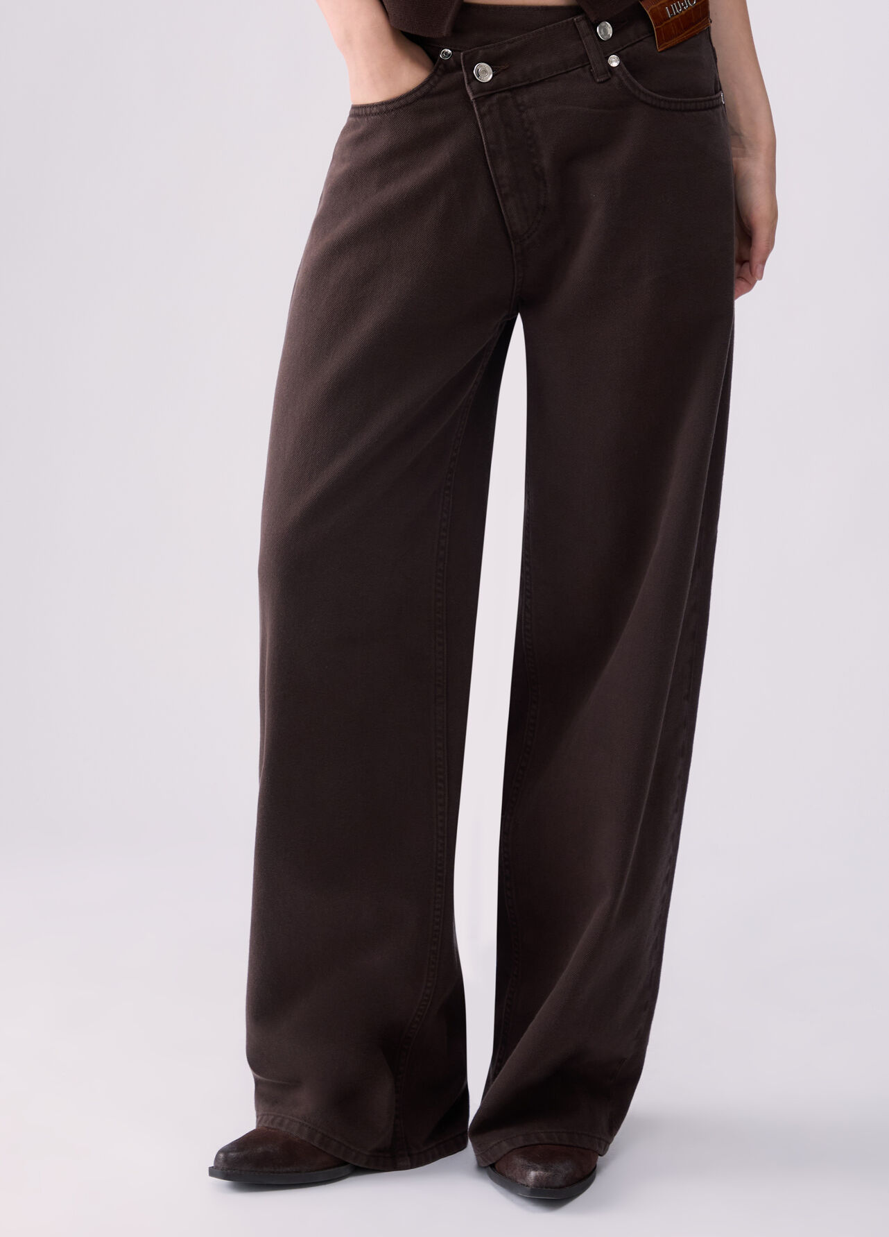 Pantalone straight con cintone asimmetrico - DARK BROWN