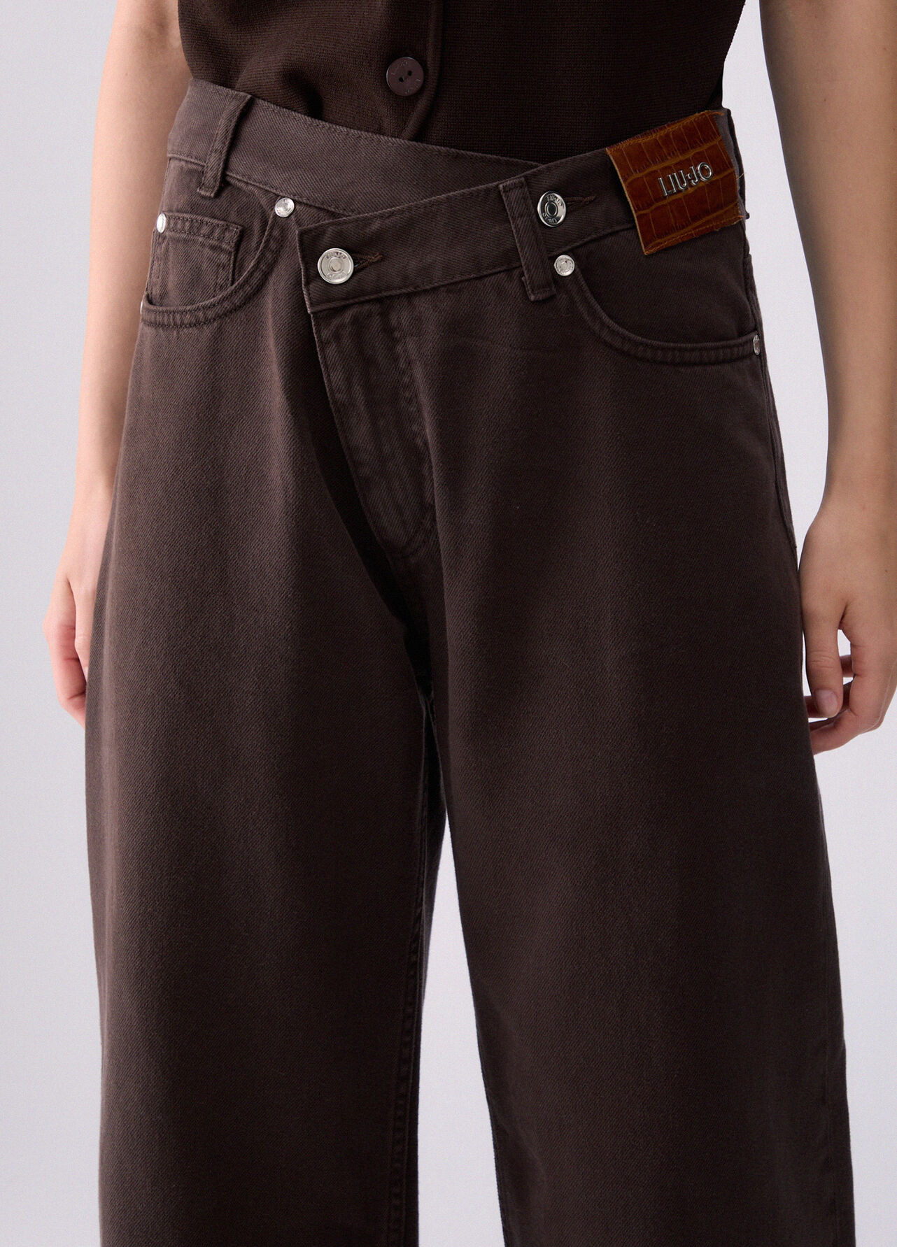 Pantalone straight con cintone asimmetrico - DARK BROWN
