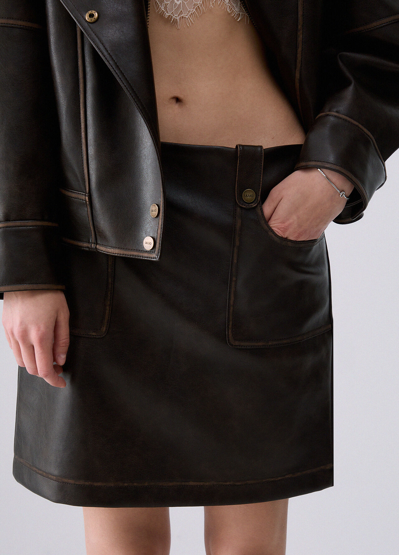 Minigonna in tessuto spalmato con tasche - DARK BROWN