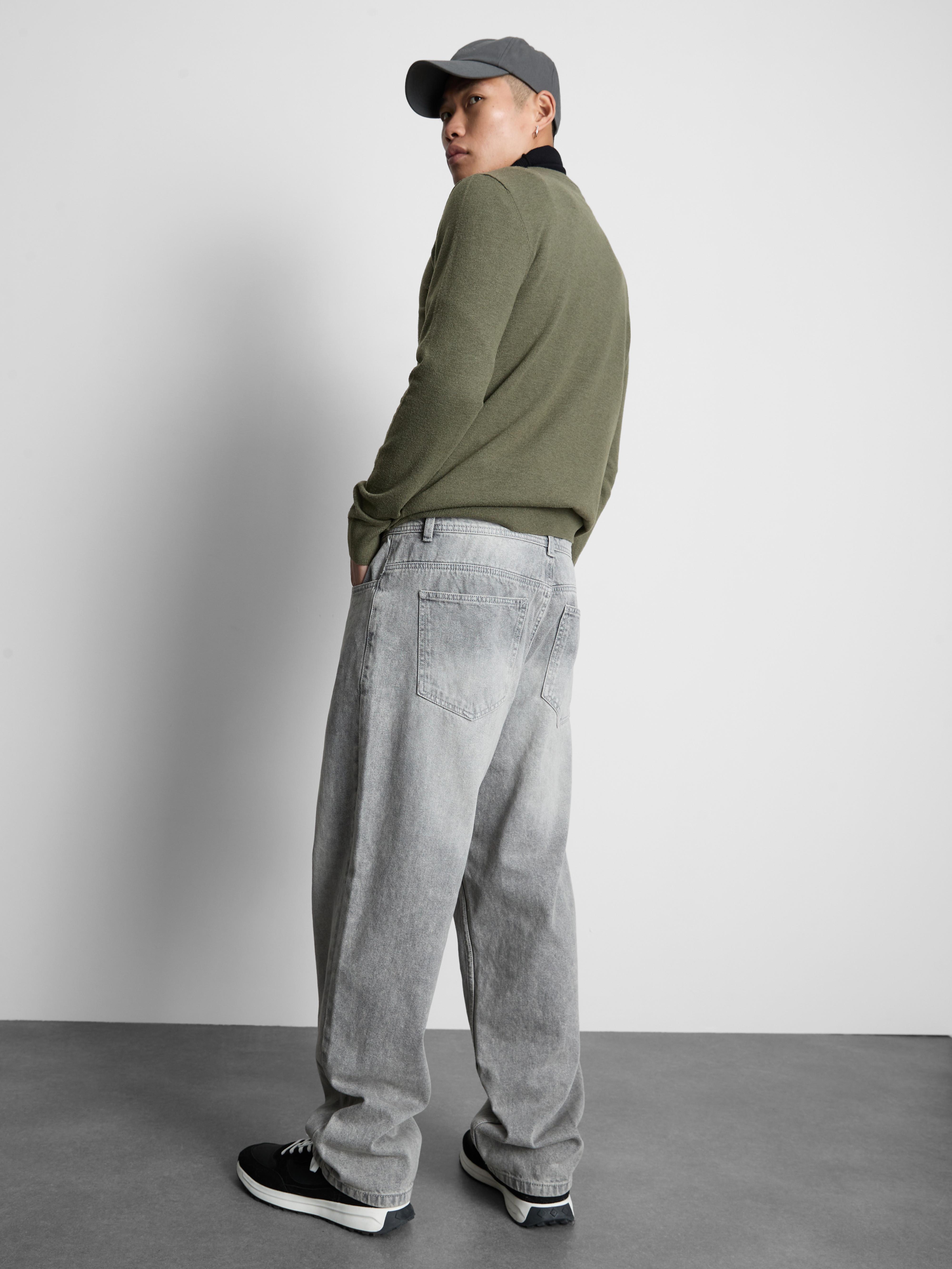 Mid-Rise Relaxed Straight Leg Jeans - Gray