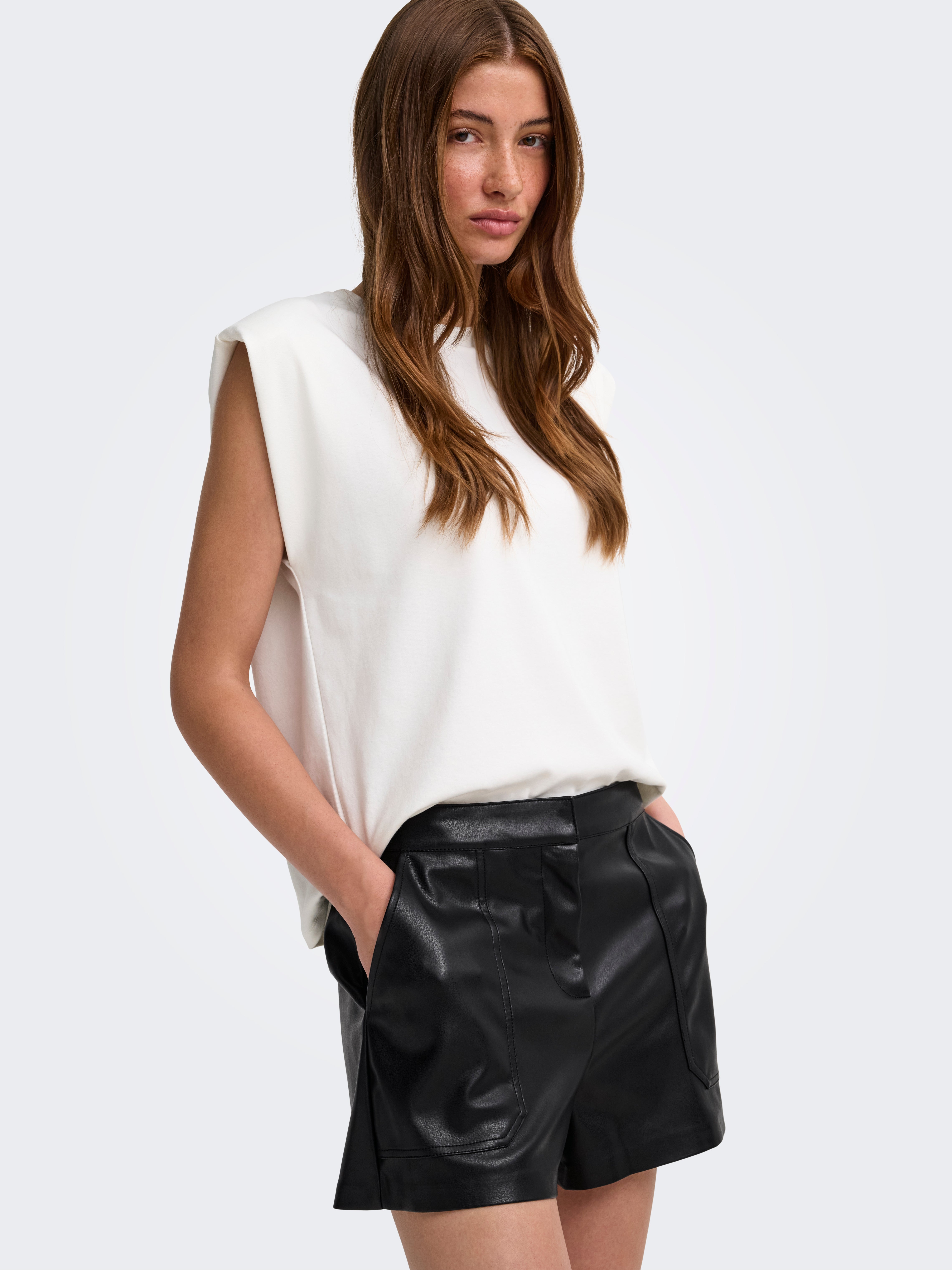 ONLTRICIA Mid waist Baggy Fit Shorts Black