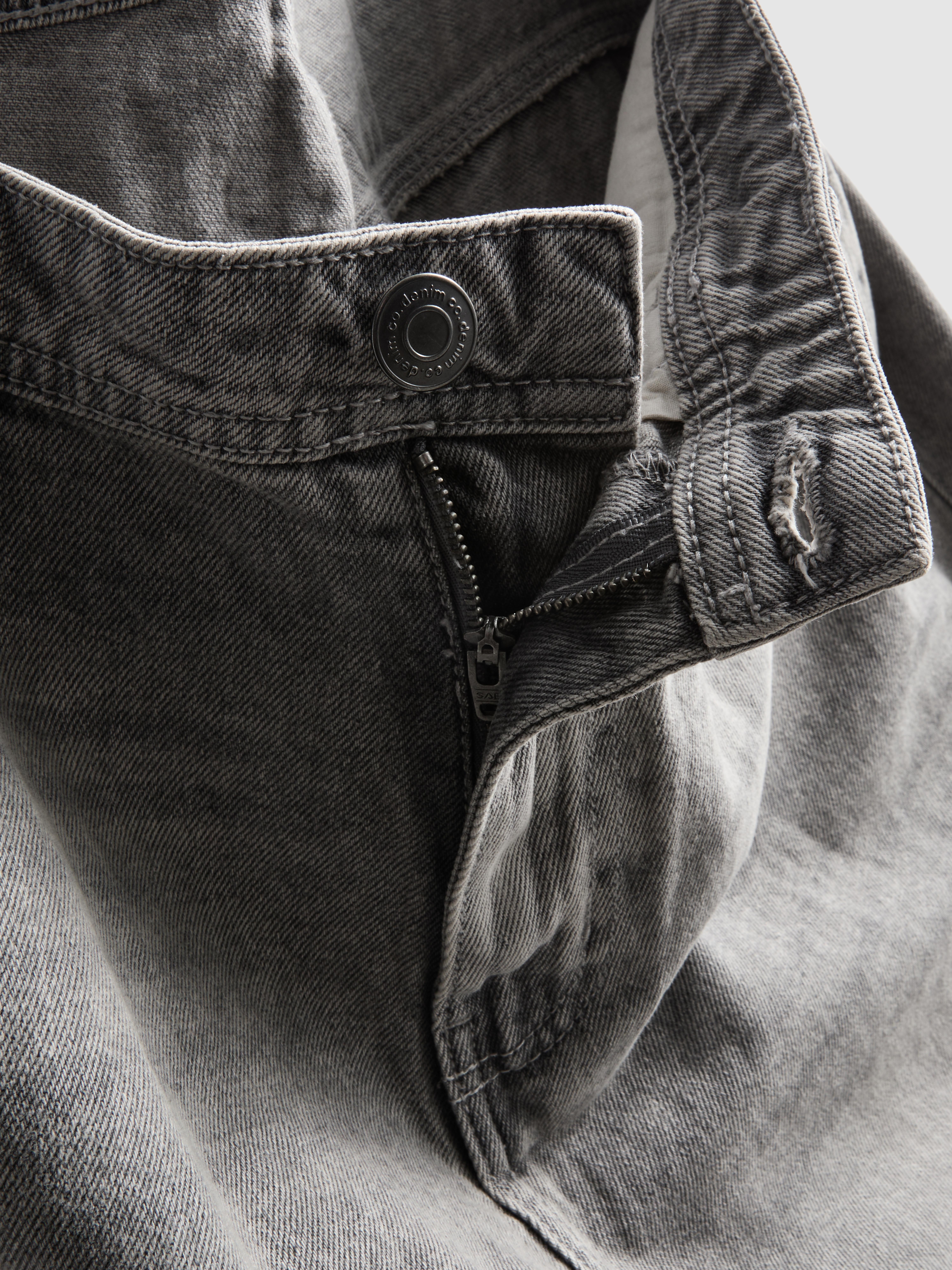 Mid-Rise Relaxed Straight Leg Jeans - Gray