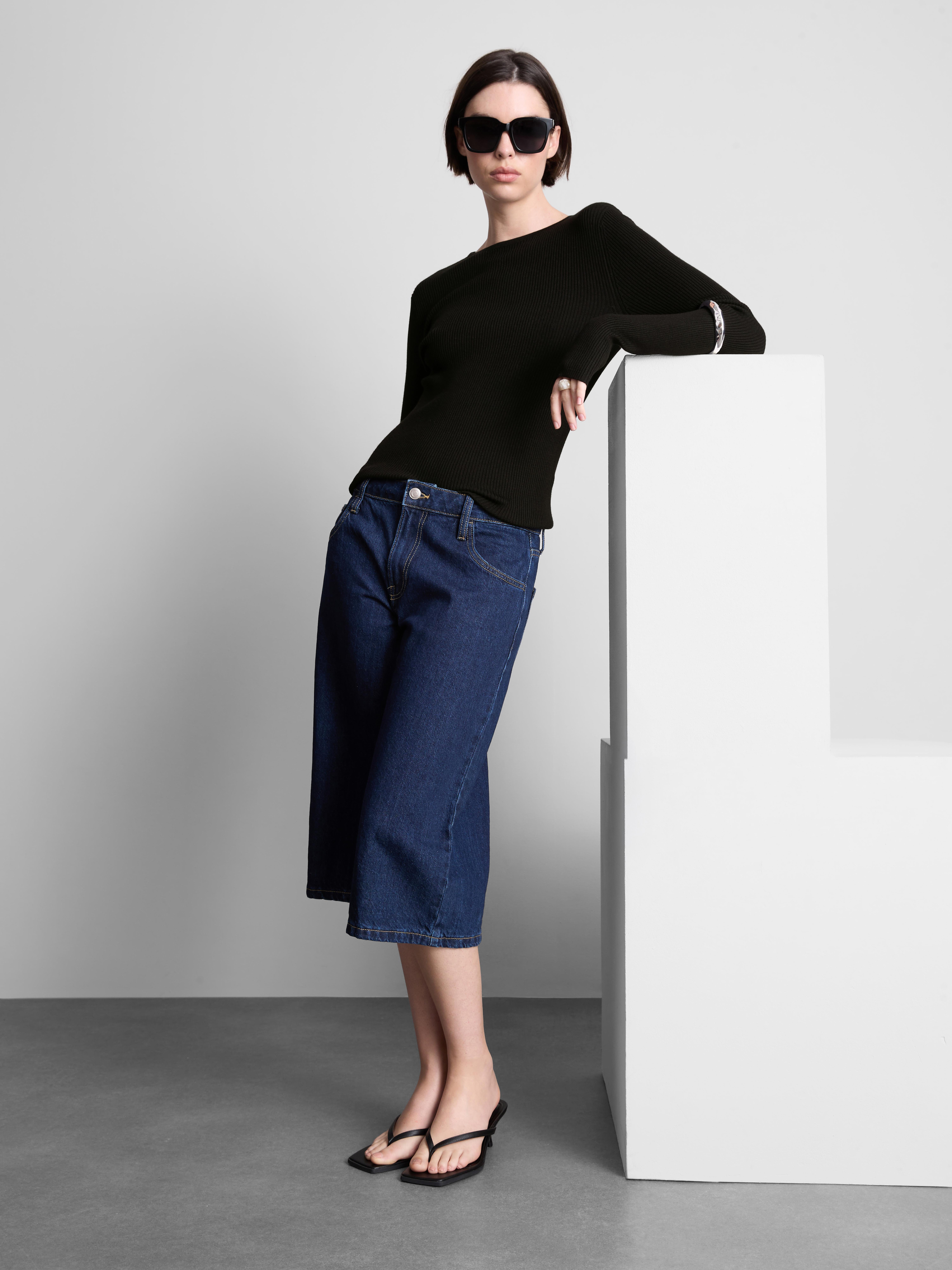Ribbed Crew Neck Sweater - Black