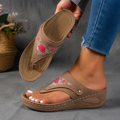Last day—half-price offer ✨ Breathable petal-style sports sandals with non-slip soles.