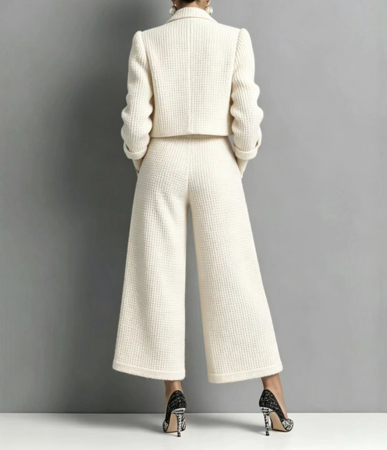 Collared slim-fit long-sleeved short jacket paired with wide-leg trousers