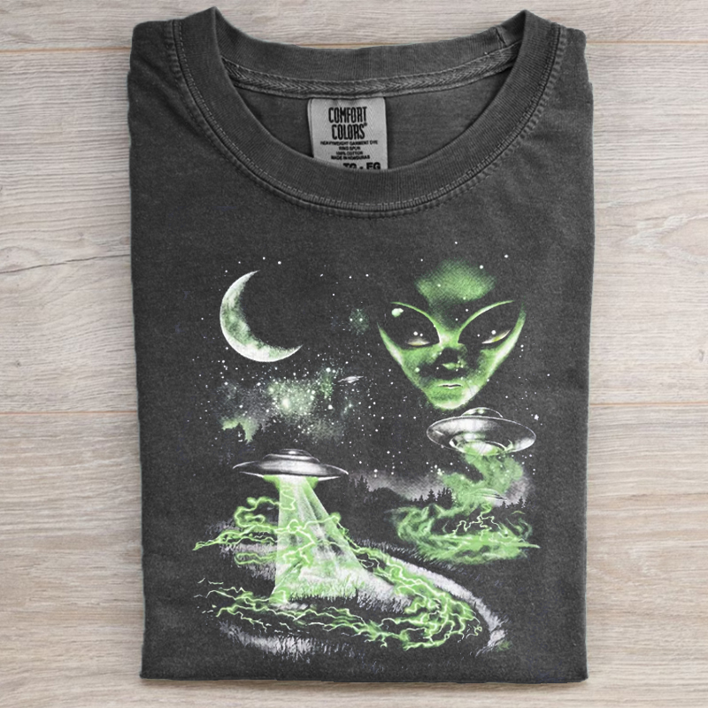 Vintage Alien UFO 90s Graphic T-shirt-NaturexCraft