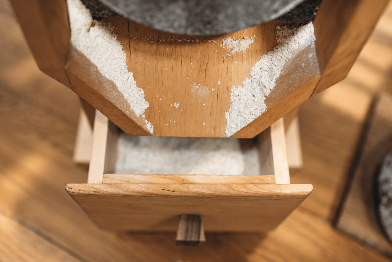 Hand Crank Stone Grain Mill , Adjustable Fineness for Home Baking-HandPrint
