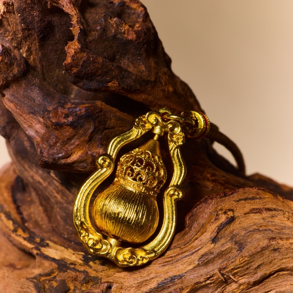 Spinning Gourd Pendant