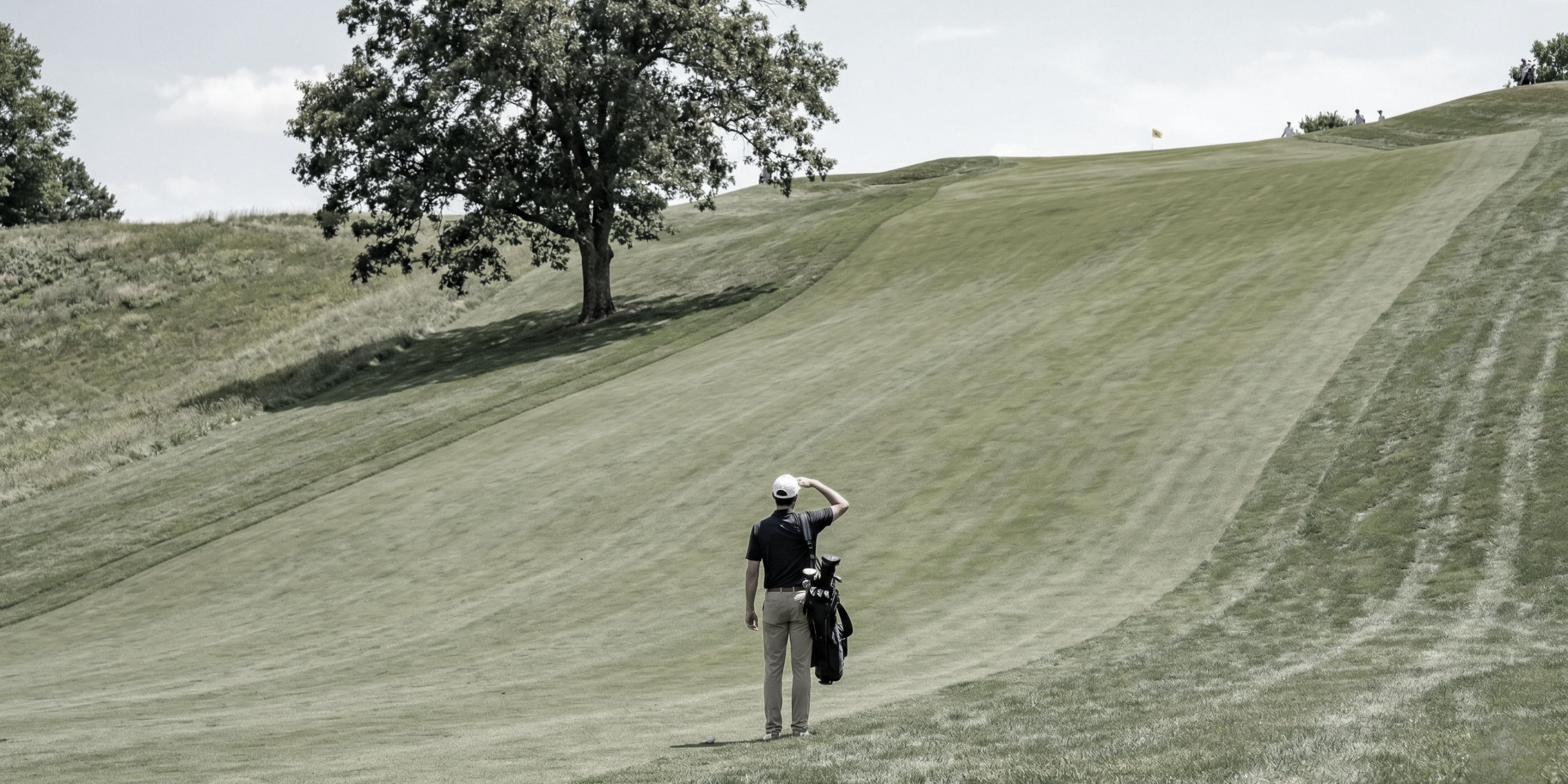 Golfers Estimating distances by eyes 